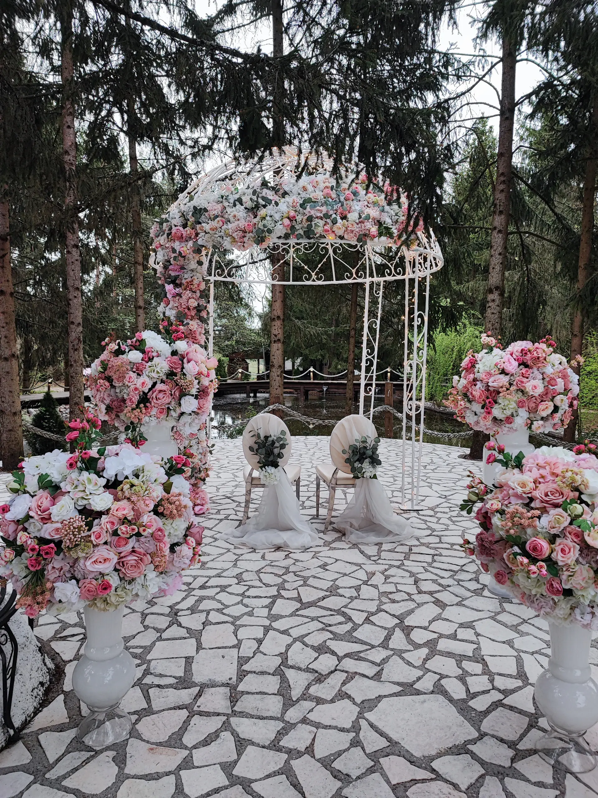 Romantic rose wedding decor
