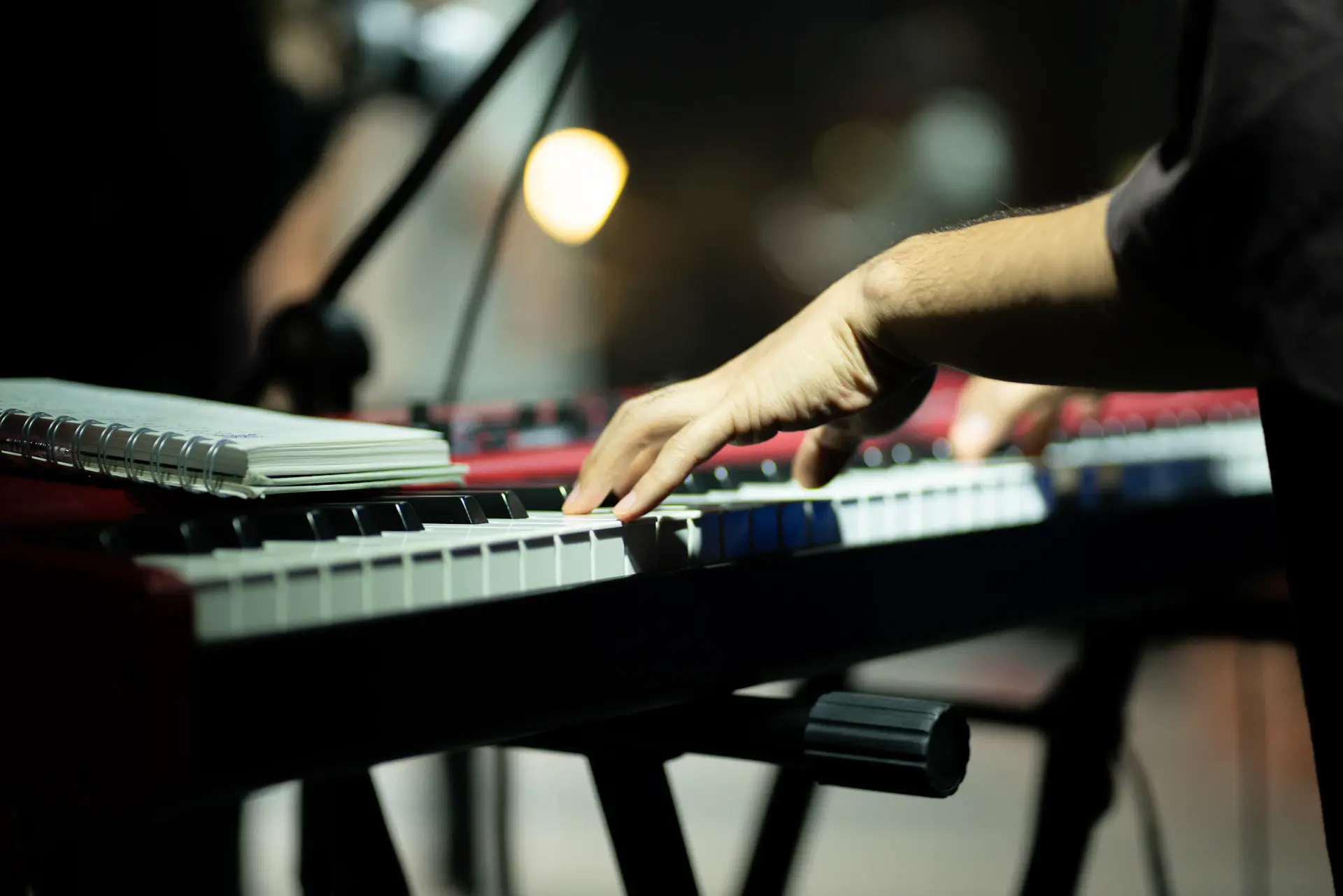 Học viên người lớn đang học piano