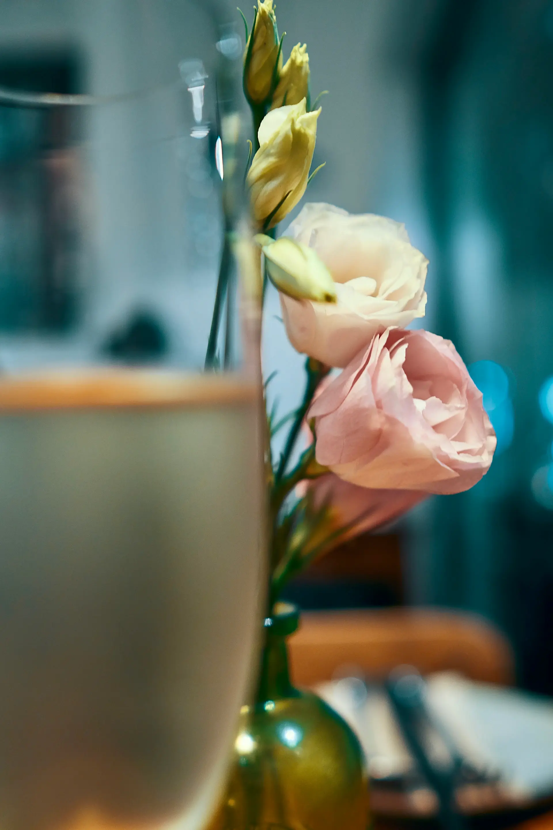 Detail bộ chén bone-china champagne được setup trên bàn private