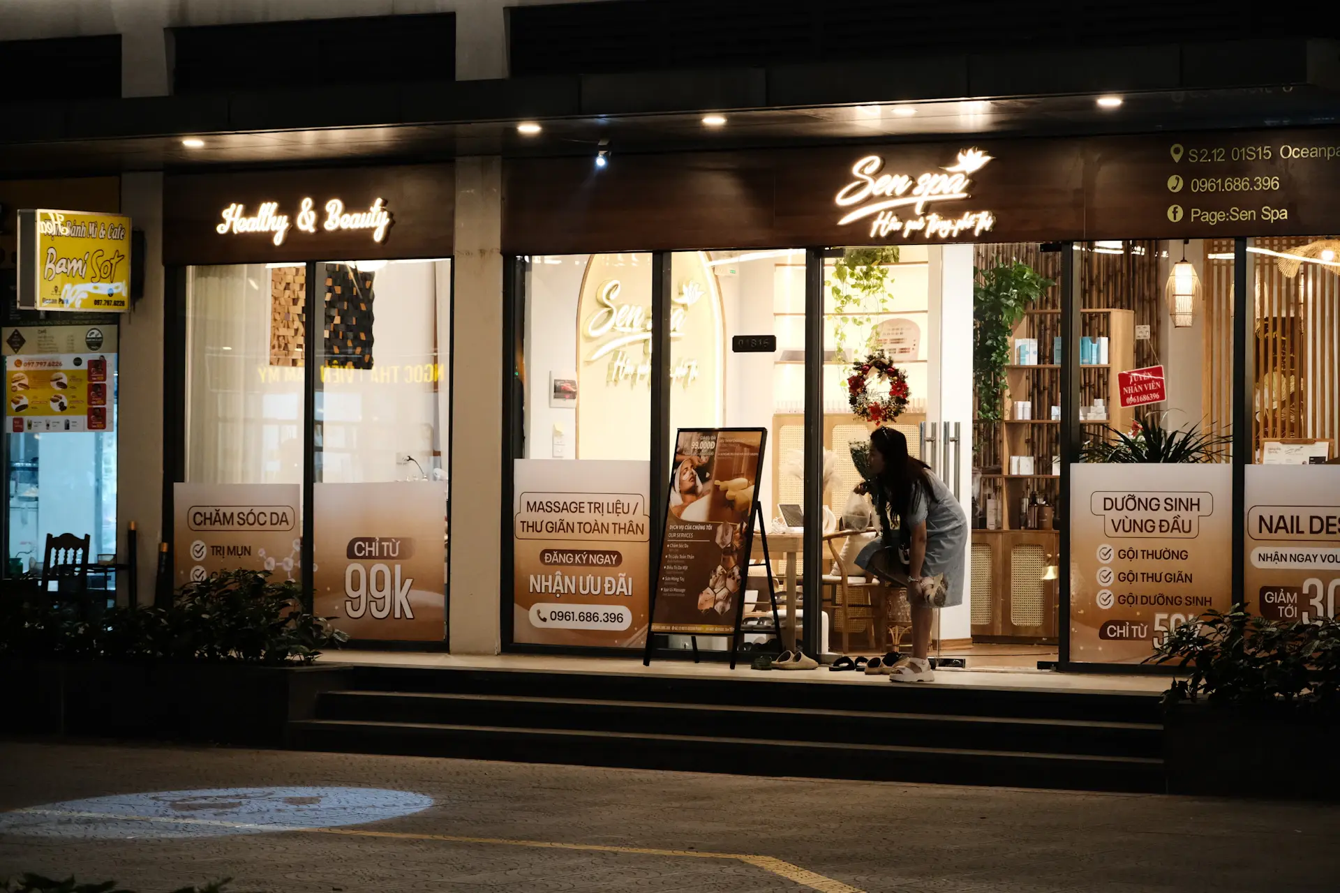Showroom Elysian Glow ánh sáng vàng cao cấp buổi tối
