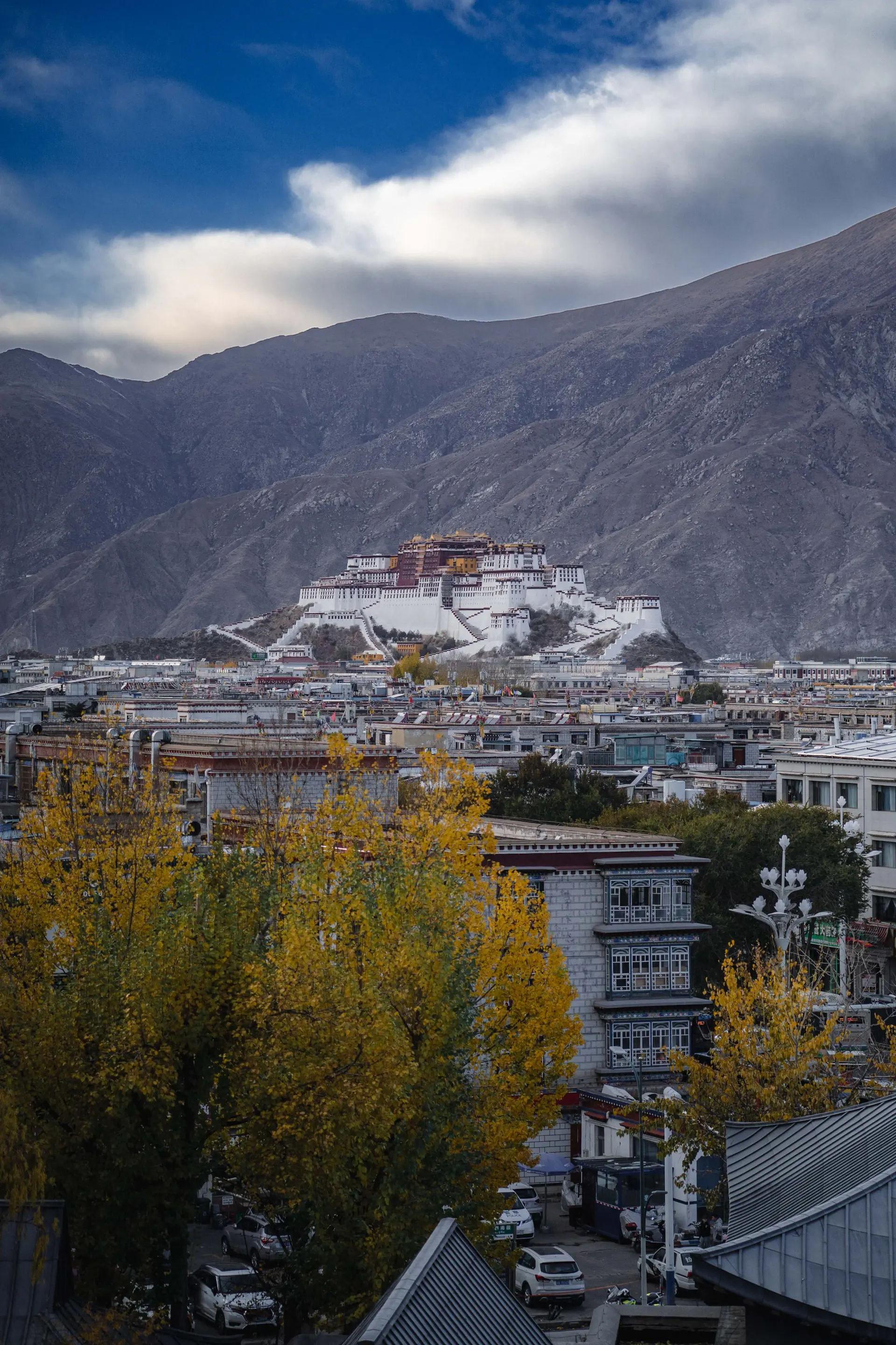 Cung điện Potala Tây Tạng dưới trời xanh thẳm
