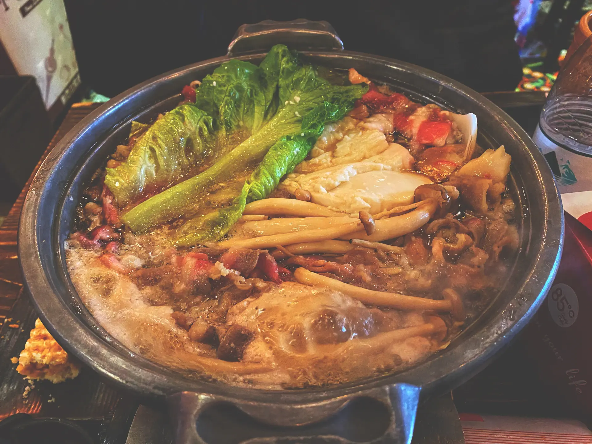Nồi nước dùng cua đồng đang sôi nhẹ
