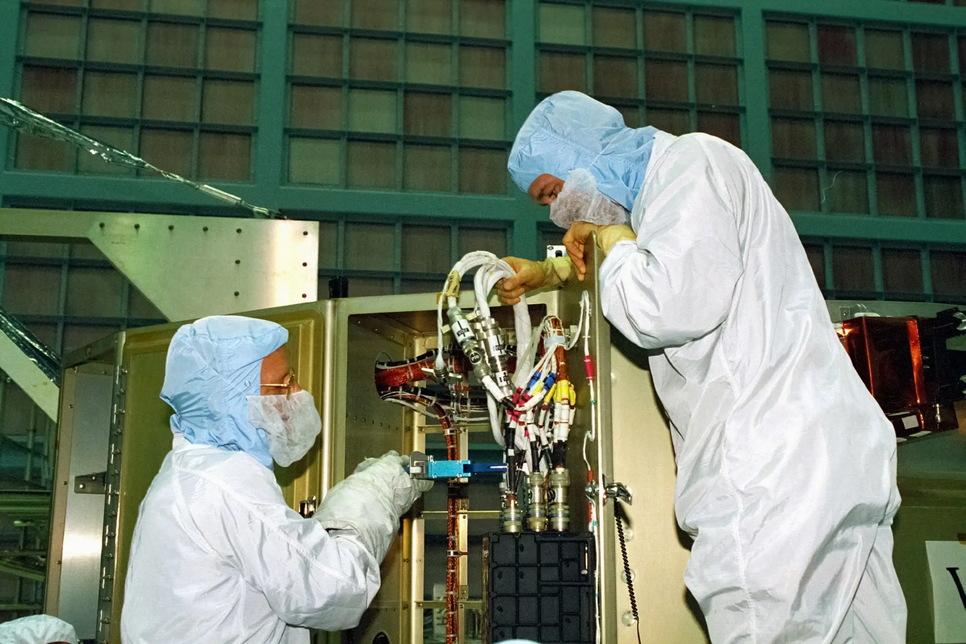 Nhóm kỹ sư SiliconDelta kiểm tra layout vi mạch trên màn hình lớn