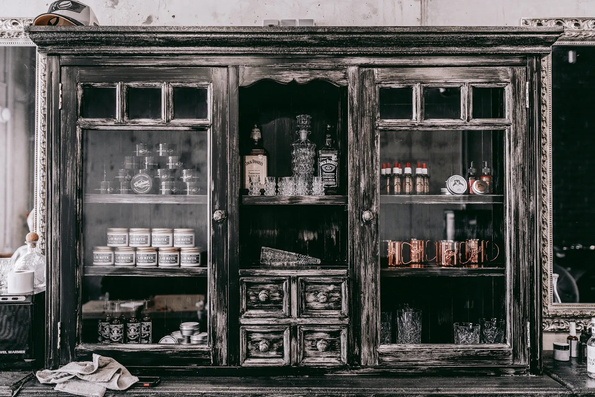 Tủ trưng bày gỗ óc chó cổ điển