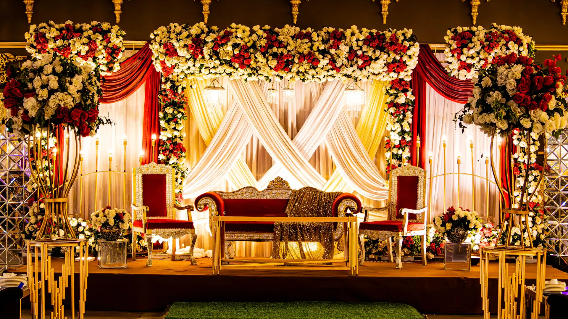 Lễ phát động Tháng Nhân đạo với cờ và biểu ngữ Chữ thập đỏ