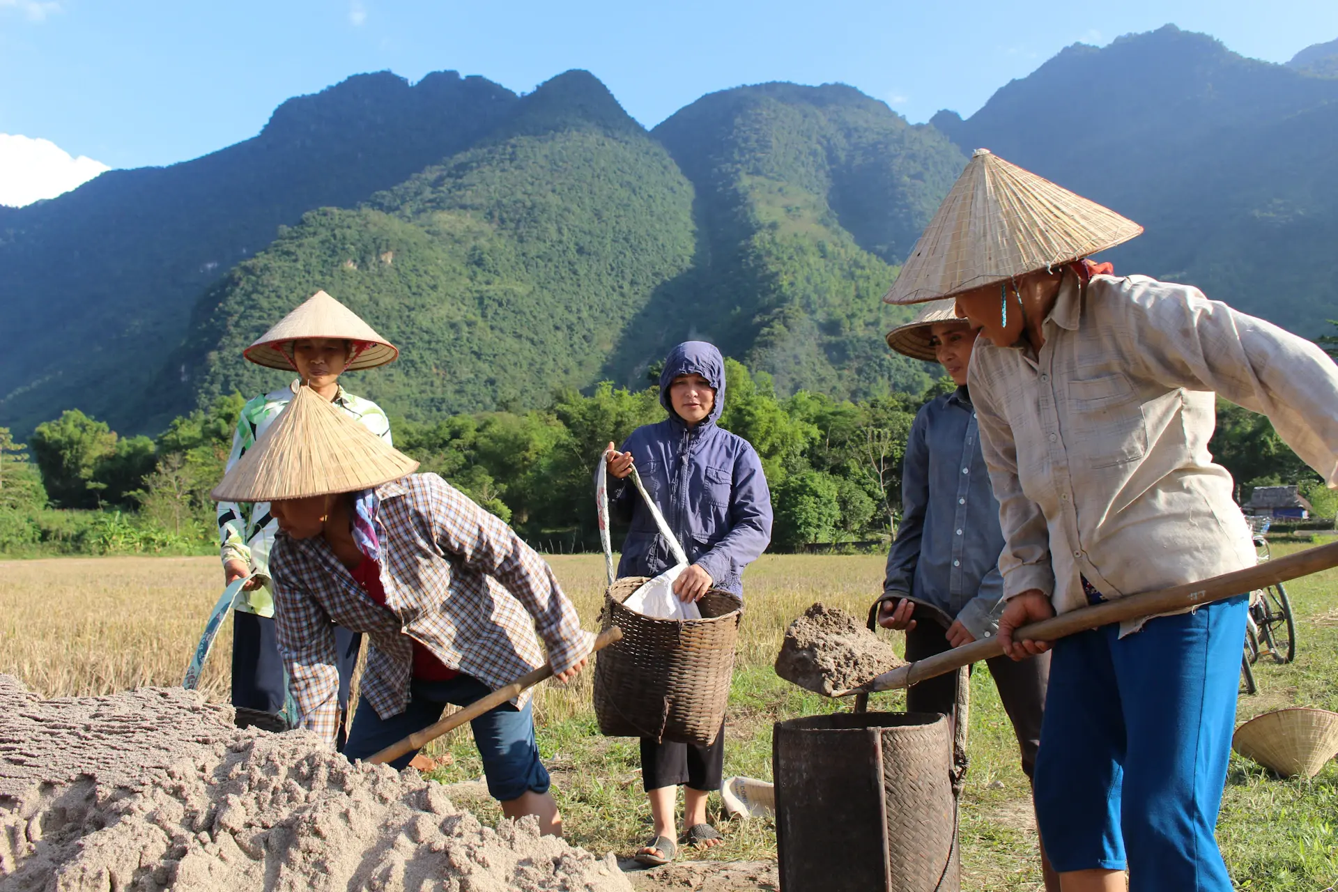 Trao học bổng cho học sinh nghèo vượt khó tại Quảng Trạch