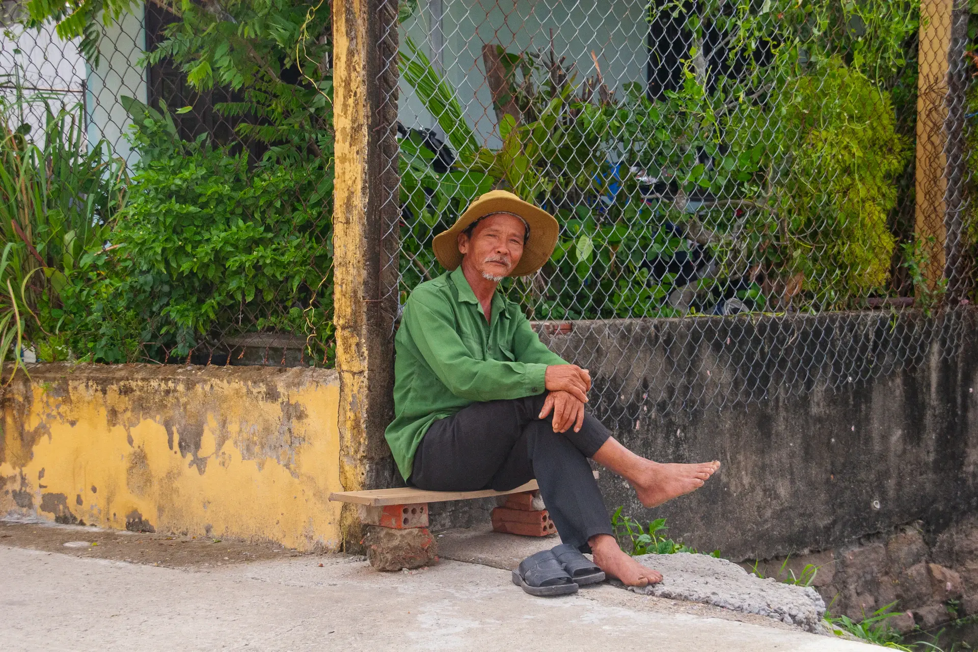 Cán bộ Chữ thập đỏ ghi nhận thiệt hại tại nhà dân sau đợt ngập