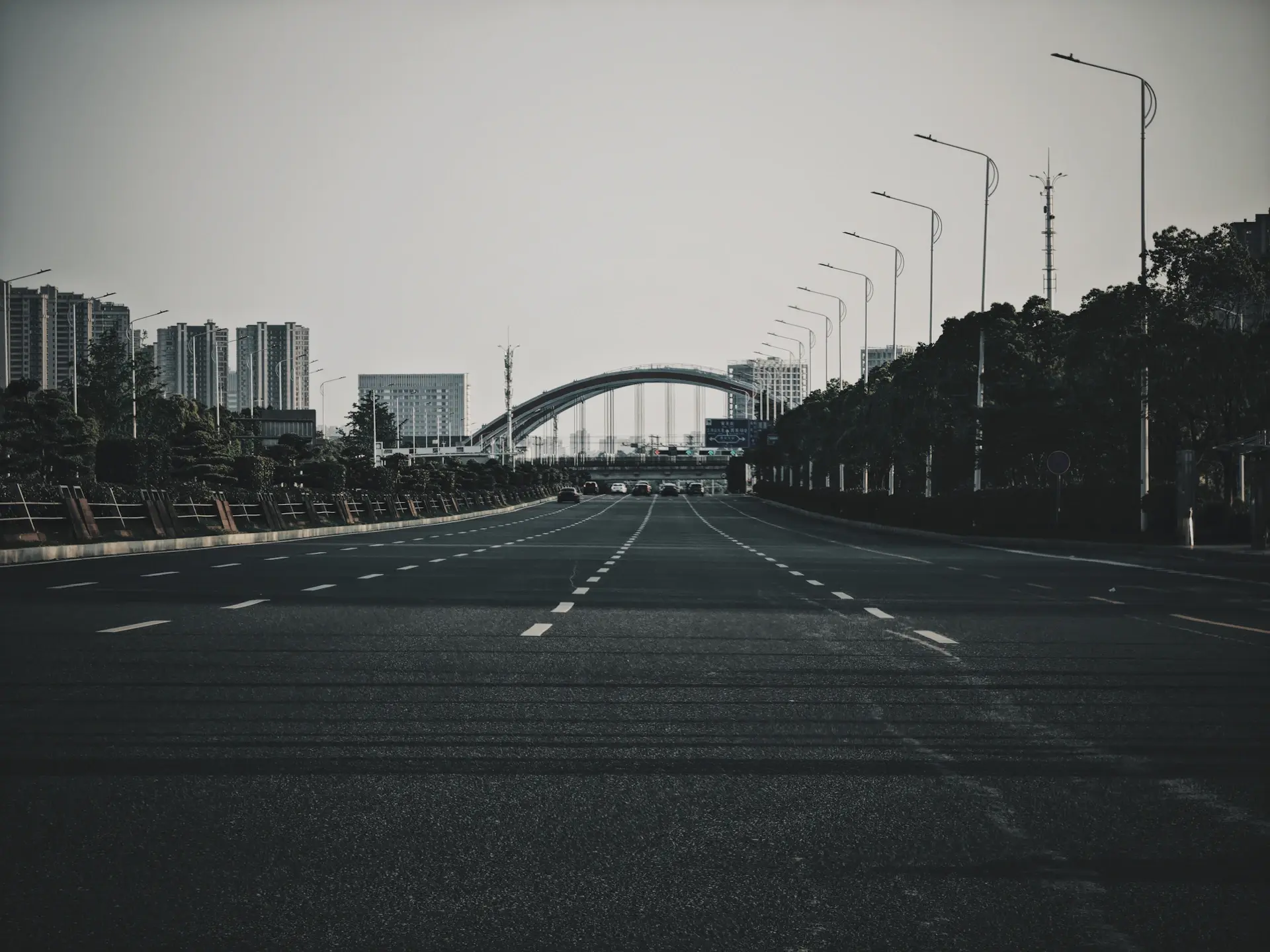 Thành phố nhìn từ tuyến đường ven sông