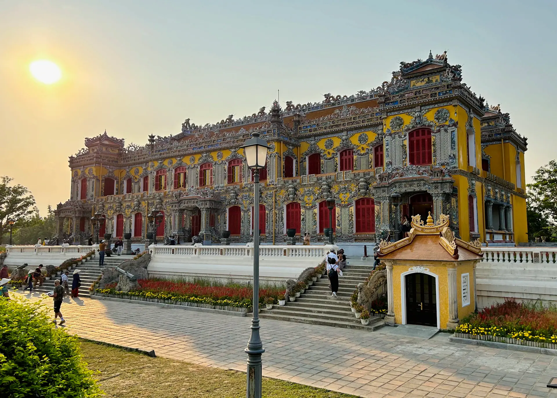 Du khách tham quan điểm đến