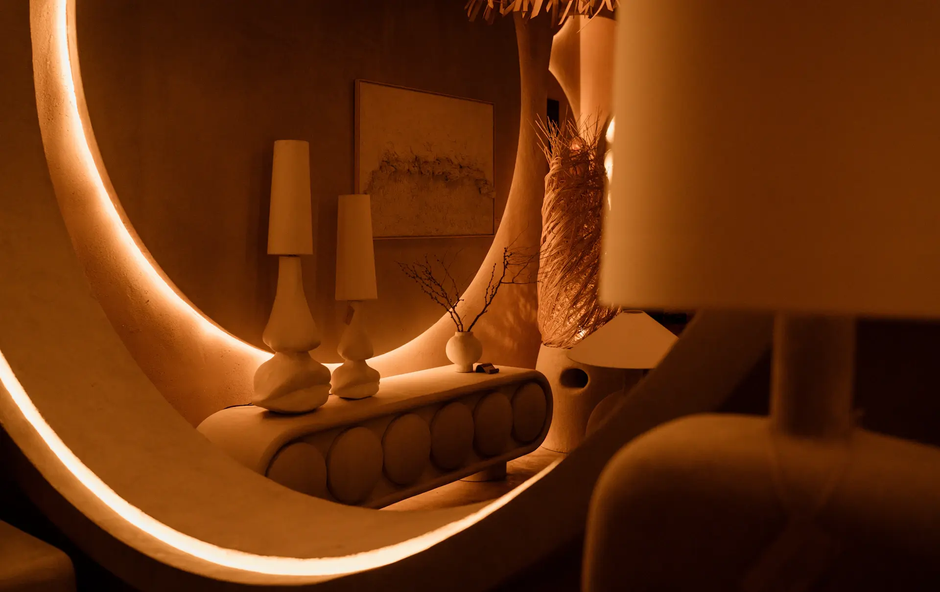 Boutique Aurevia Sài Gòn — không gian art deco với đèn vàng champagne