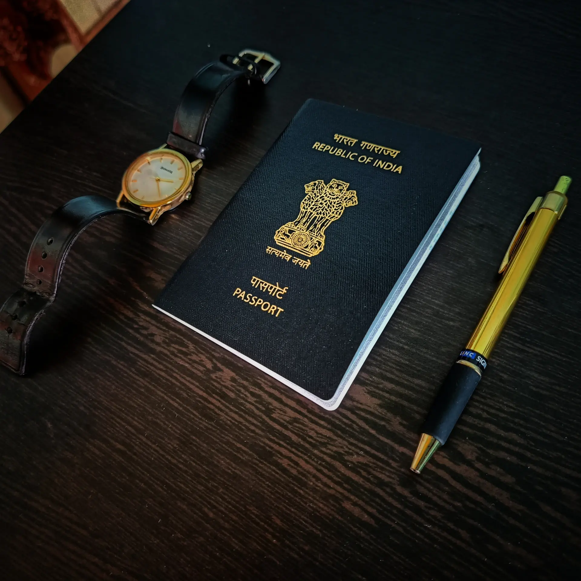 Hồ sơ visa được sắp xếp gọn gàng trên bàn làm việc