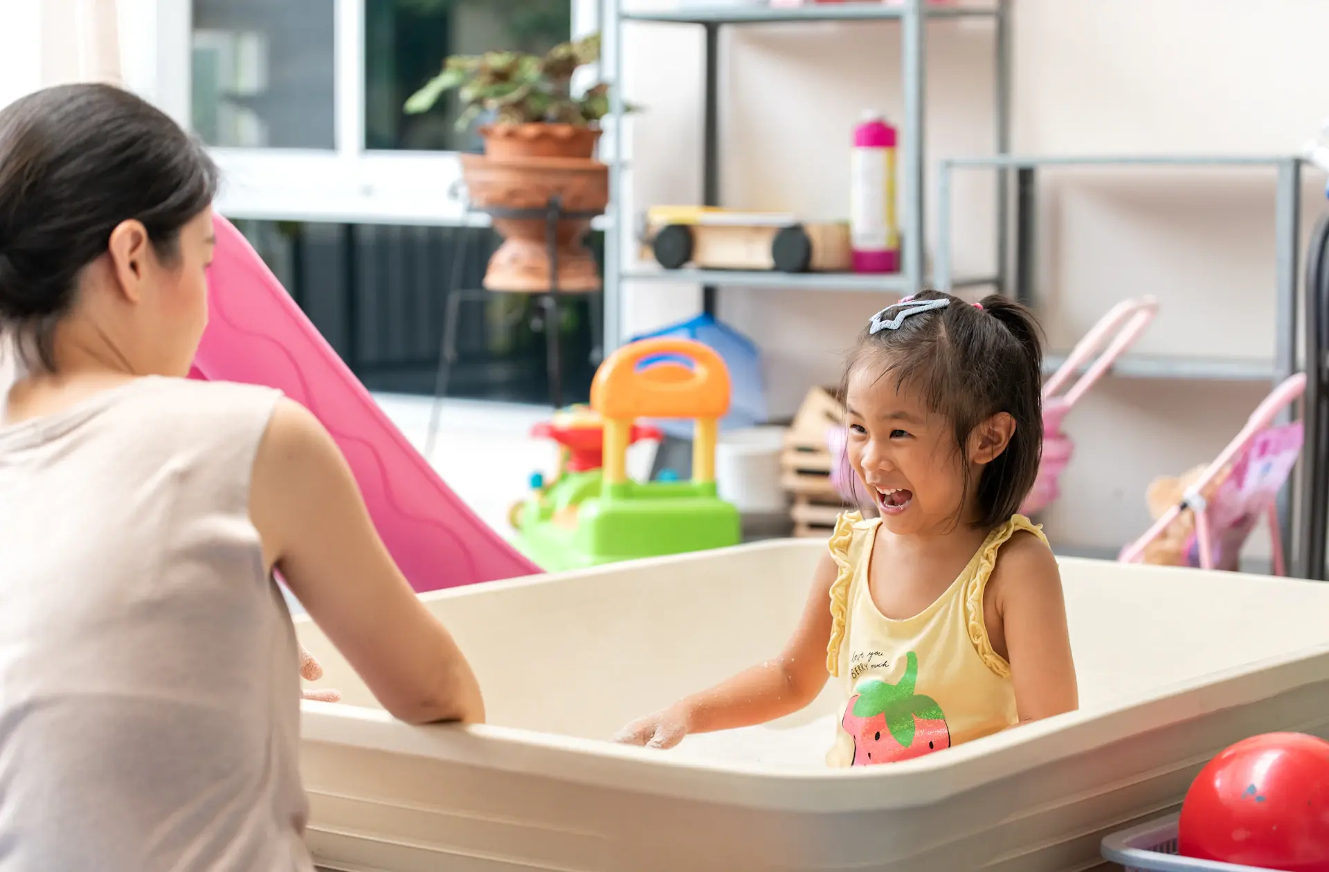 Chuyên viên tắm bé sơ sinh tại nhà