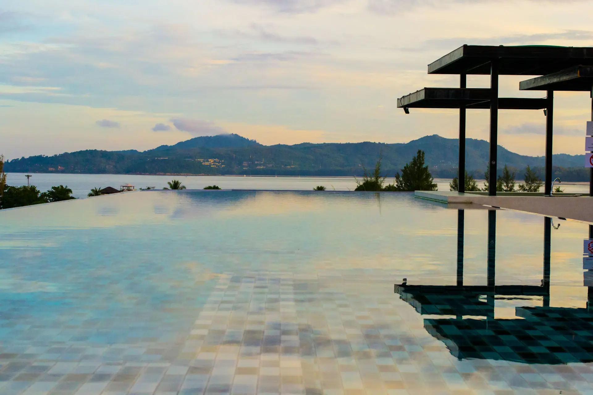 Hilltop Pool Villa với hồ bơi vô cực hướng vịnh biển