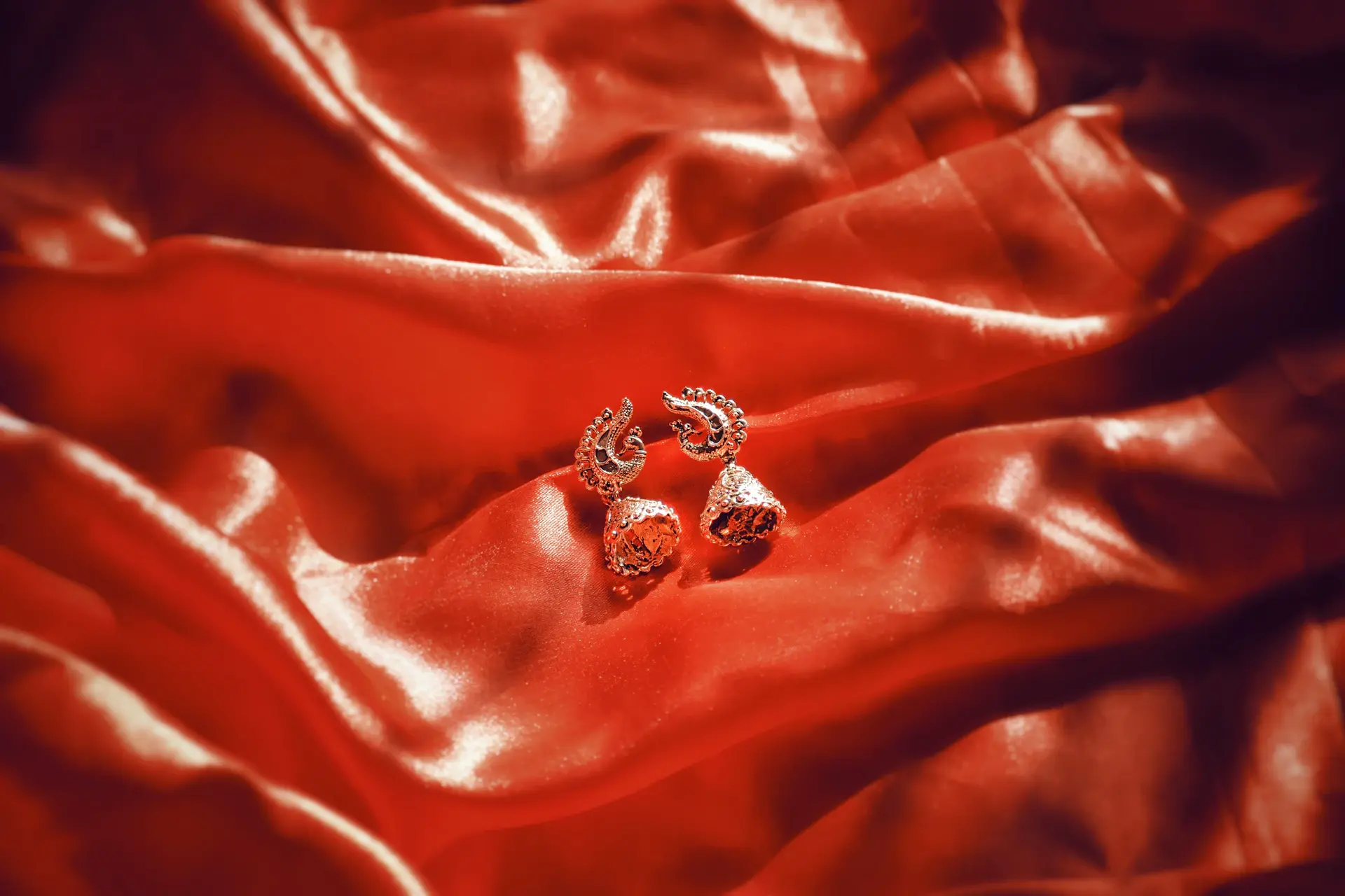 Bông tai Fine Jewelry của Aurevia trên nền lụa champagne