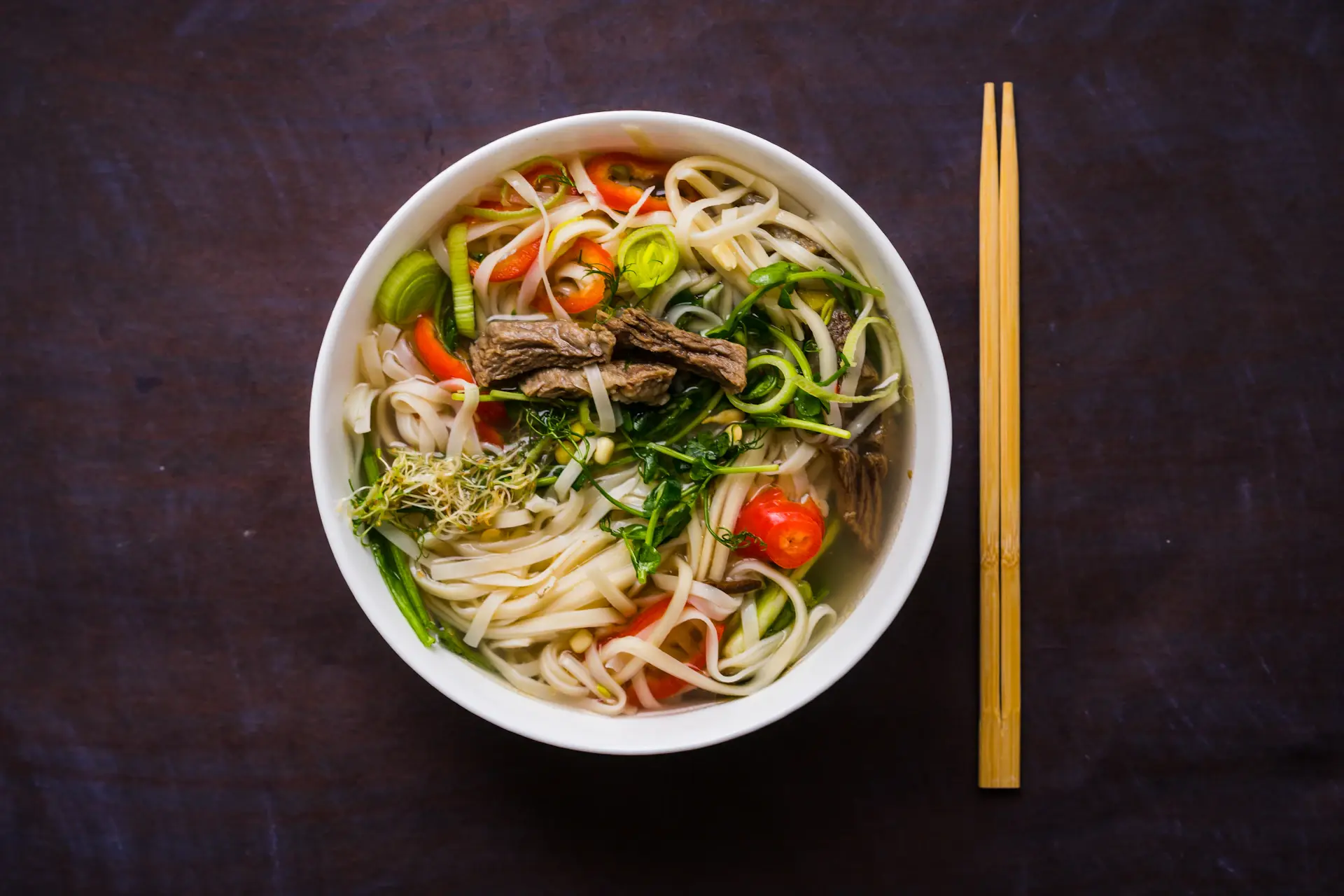 Tô phở bò nóng hổi với rau thơm