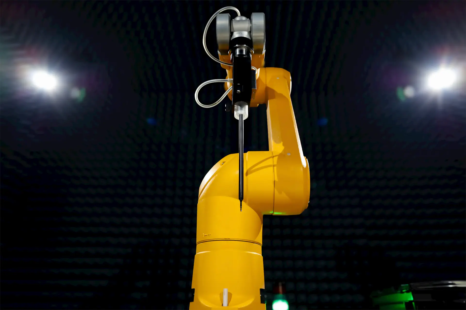 Cánh tay robot công nghiệp vận hành trong dây chuyền tự động hóa
