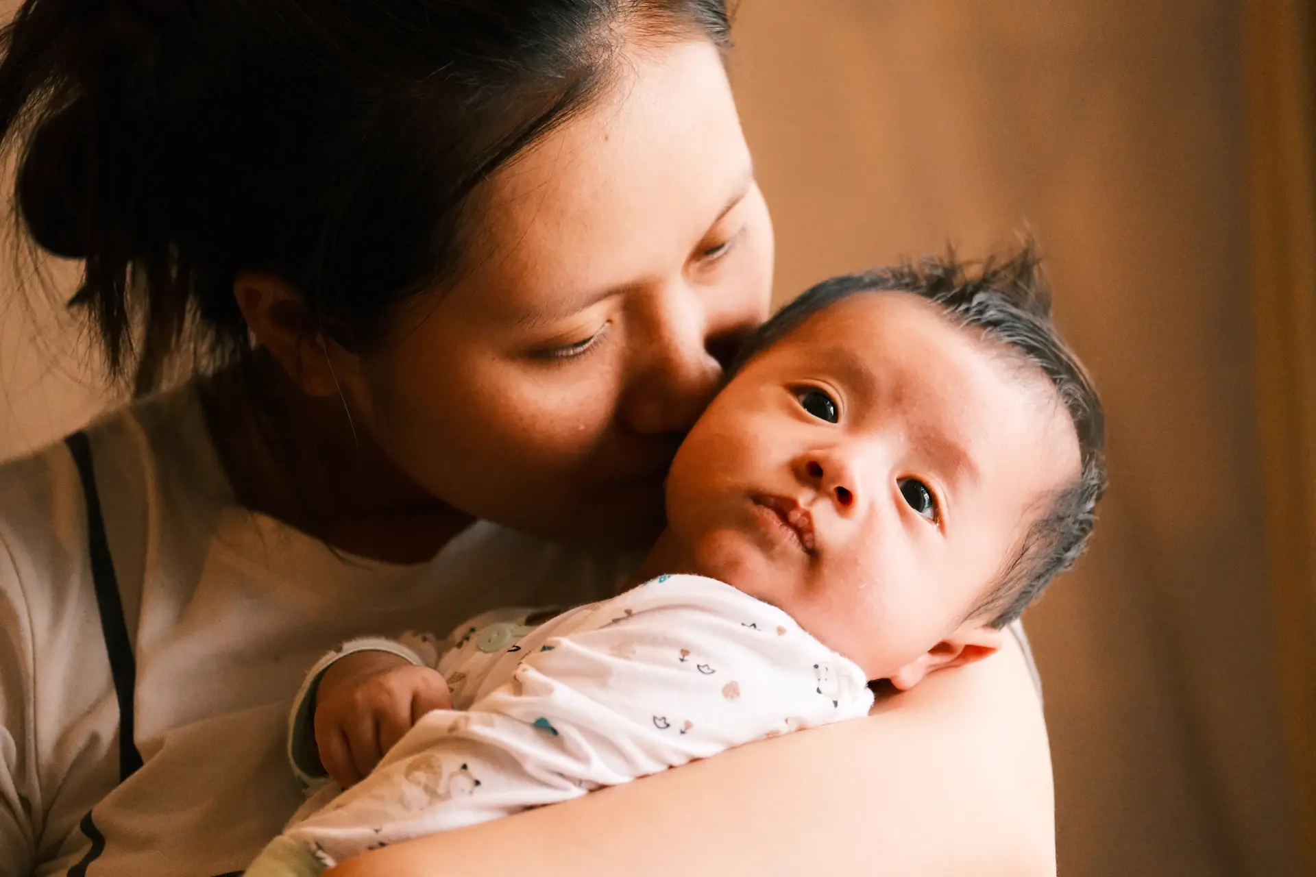 Chị Linh ôm bé Bin trong khoảnh khắc bình yên tại nhà