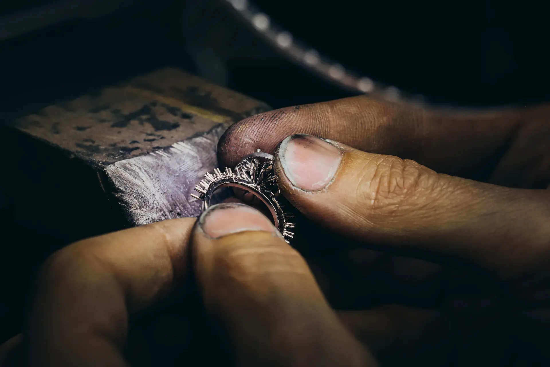 Nghệ nhân Aurevia đang gắn đá quý vào khung bạch kim cho tác phẩm bespoke