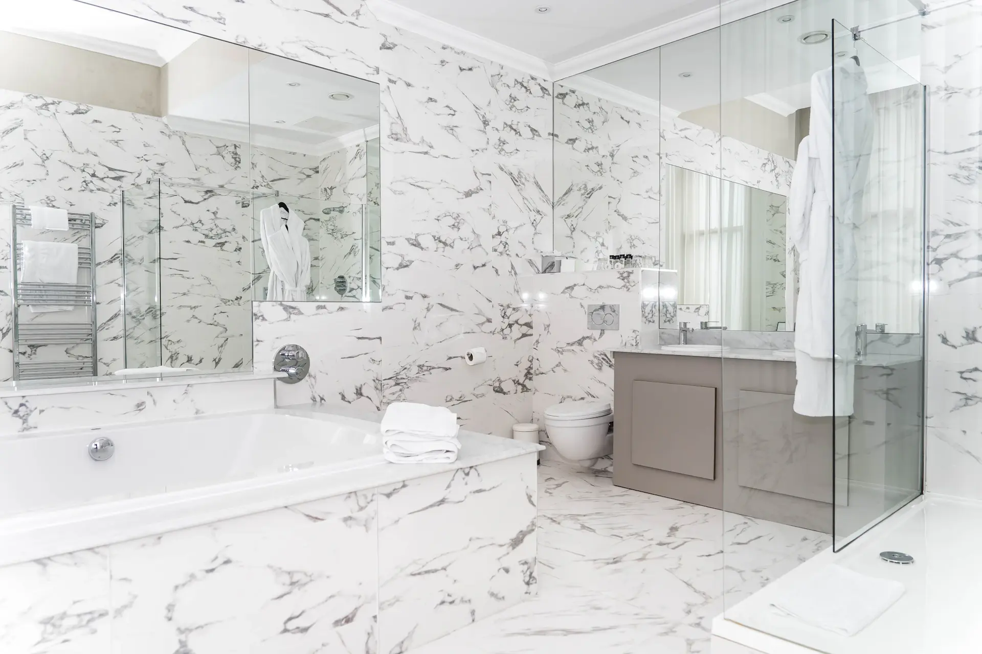 Bathroom Calacatta honed
