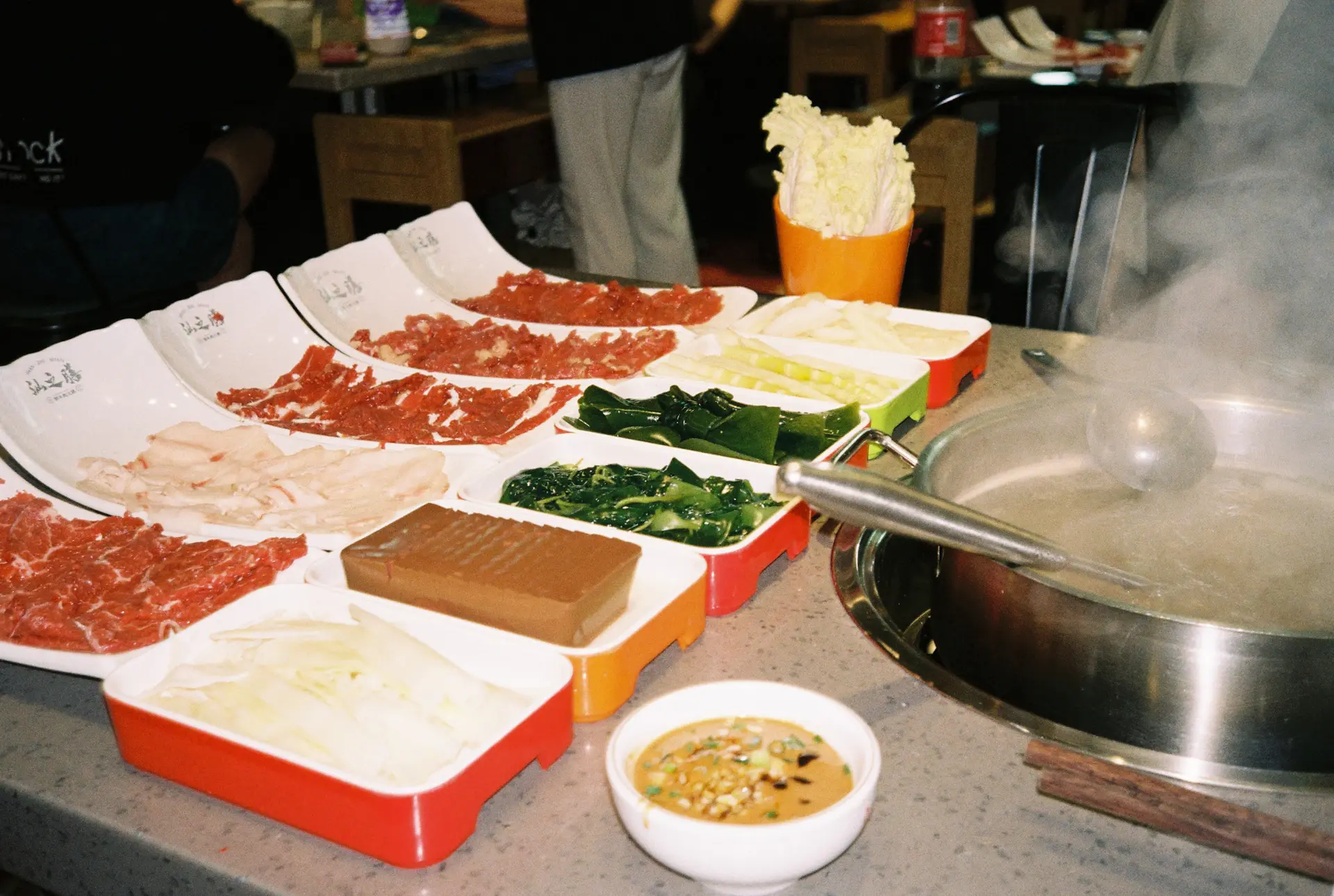 Nồi lẩu sôi với hơi nghi ngút