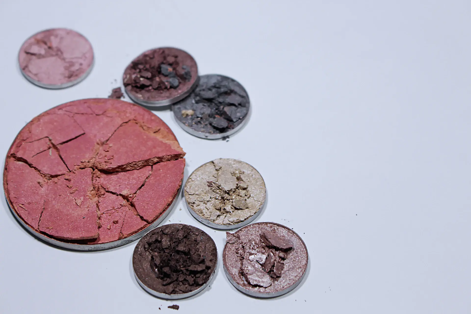 Test swatch trên model trong studio ánh sáng tự nhiên