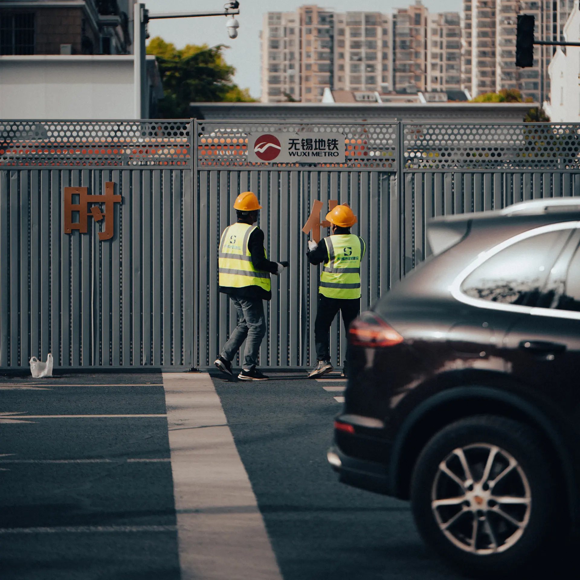 Kỹ sư vận hành trao đổi công việc tại nhà máy