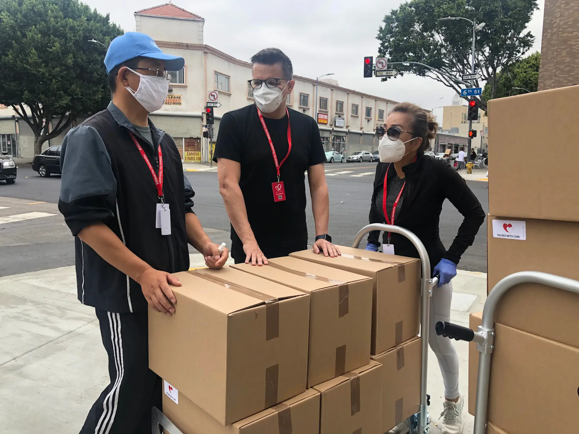 Kho hàng cứu trợ sáng đèn lúc rạng sáng