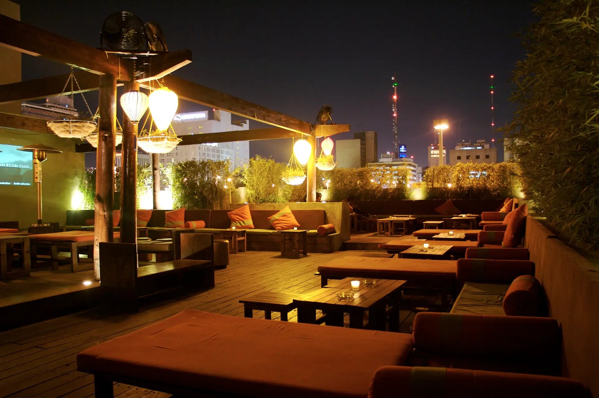 Chi nhánh Quận 7 — sân thượng view sông