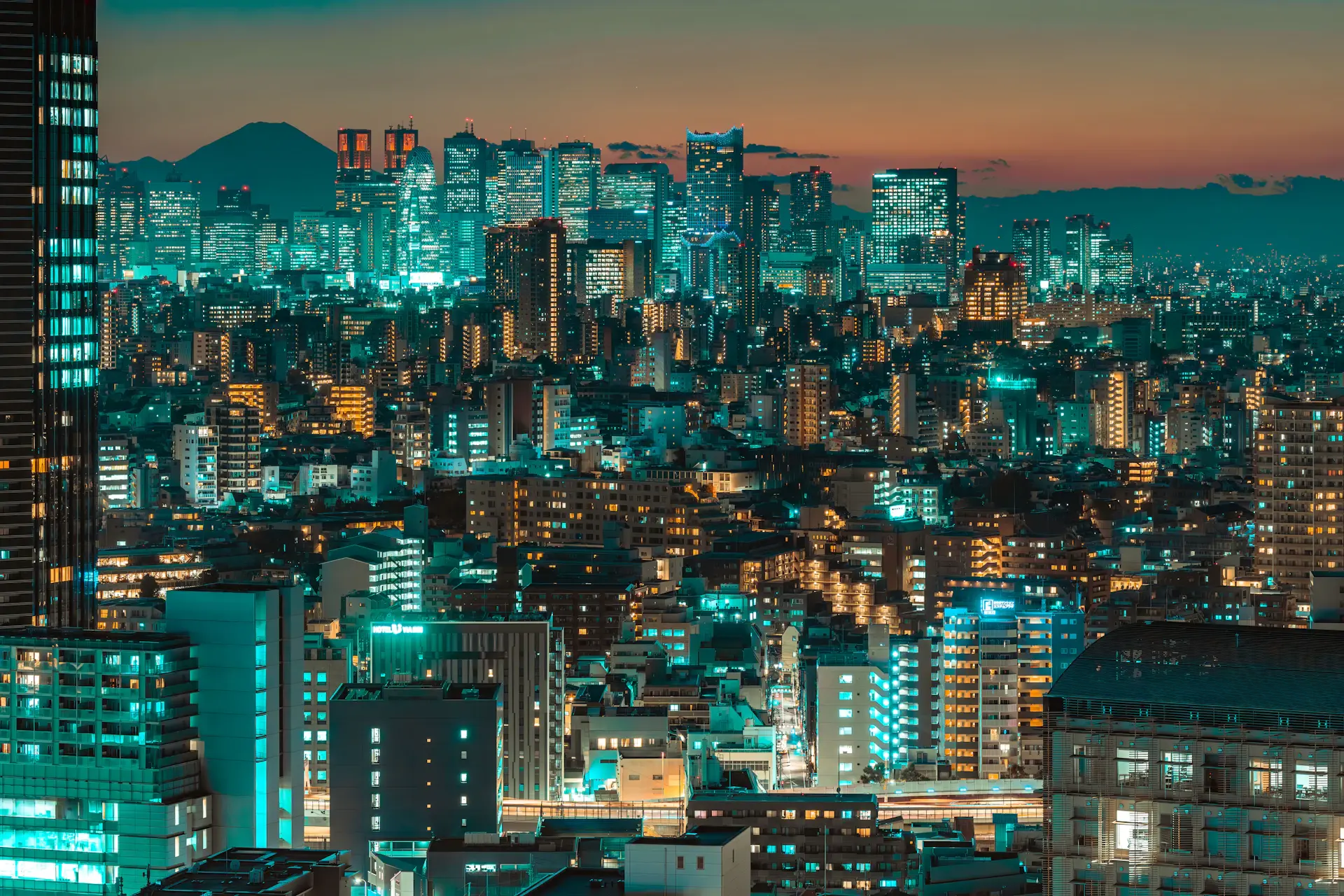 Toàn cảnh Tokyo lúc hoàng hôn với núi Phú Sĩ phía xa