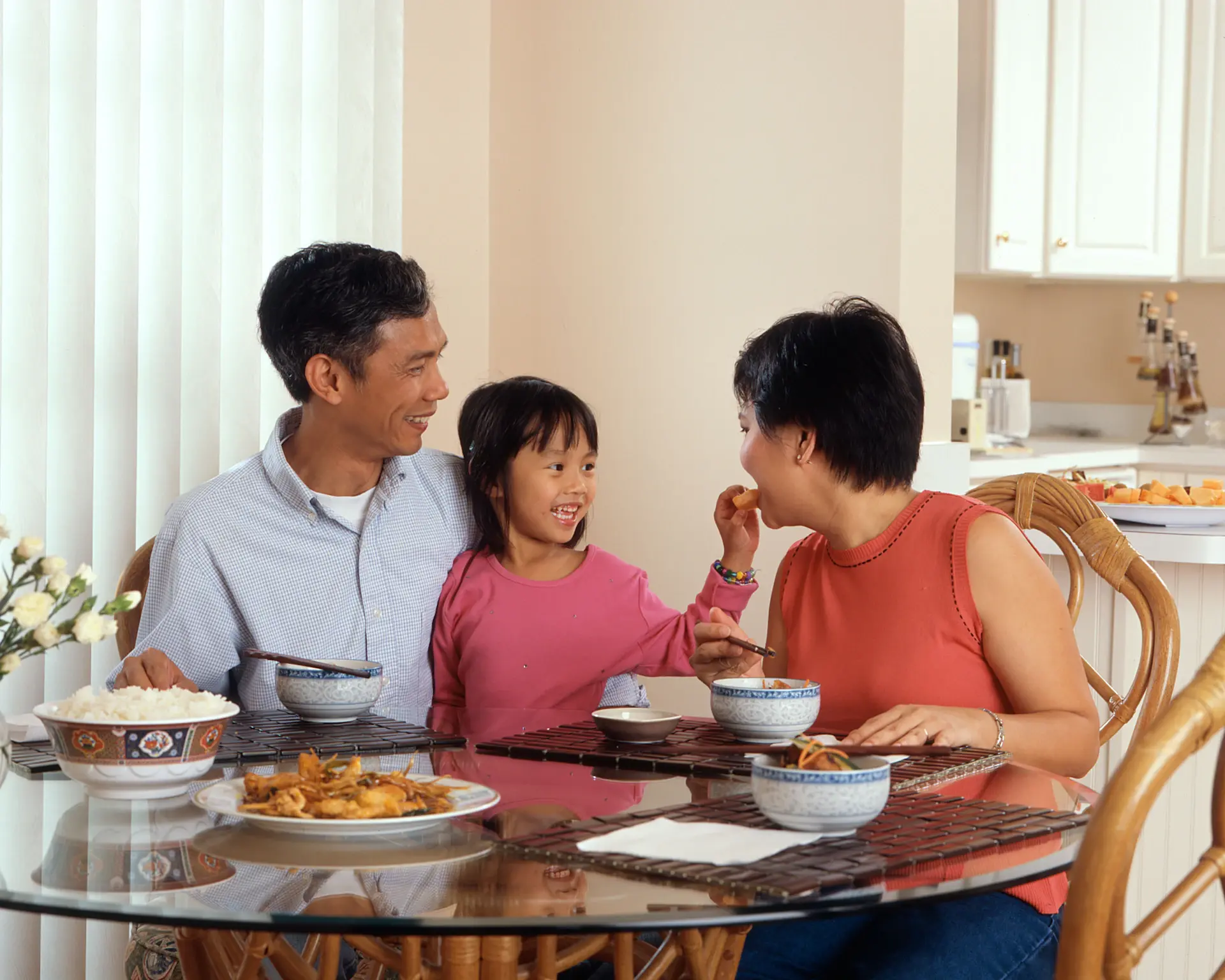 Bữa ăn gia đình ấm cúng trong nhà homestay Nhật Bản