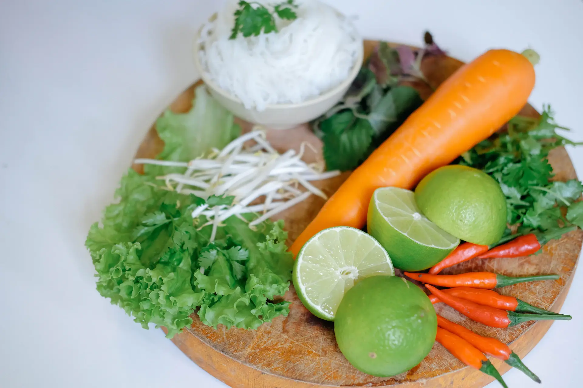 Nồi lẩu Hương Việt nóng hổi với rau và hải sản tươi