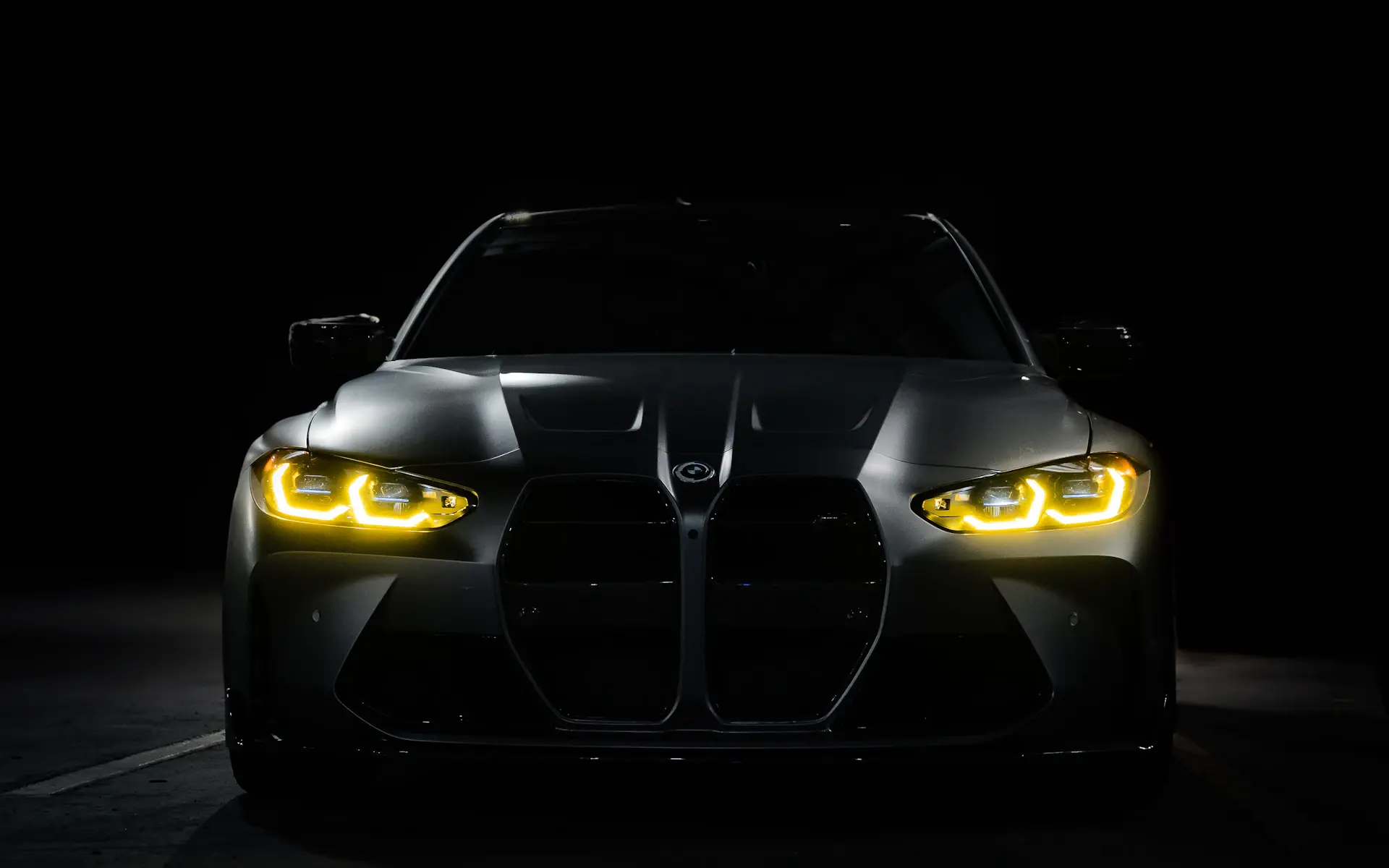 BMW M3 Competition cinematic angle với phanh M-red