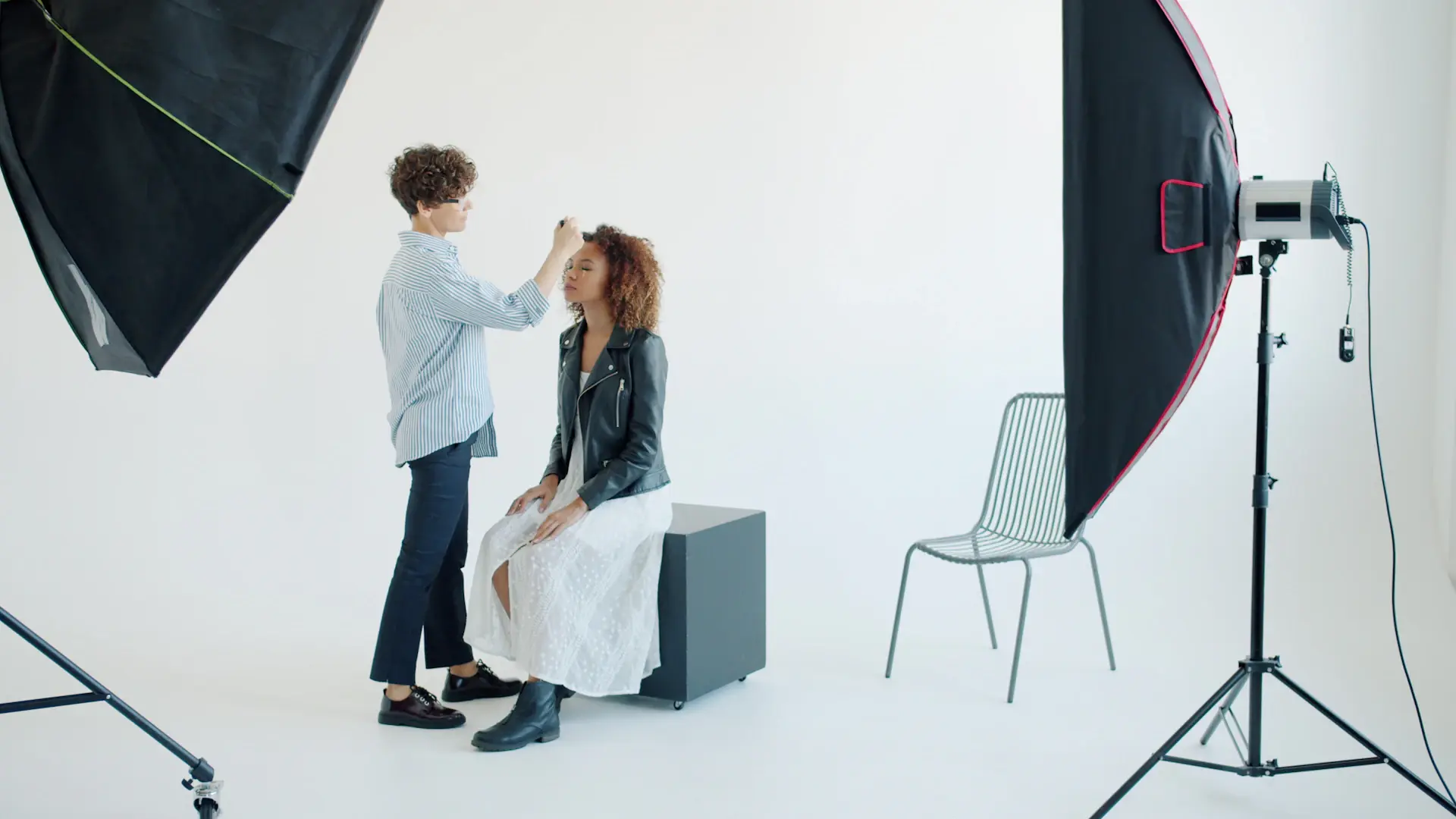 Makeup artist tại work trong studio