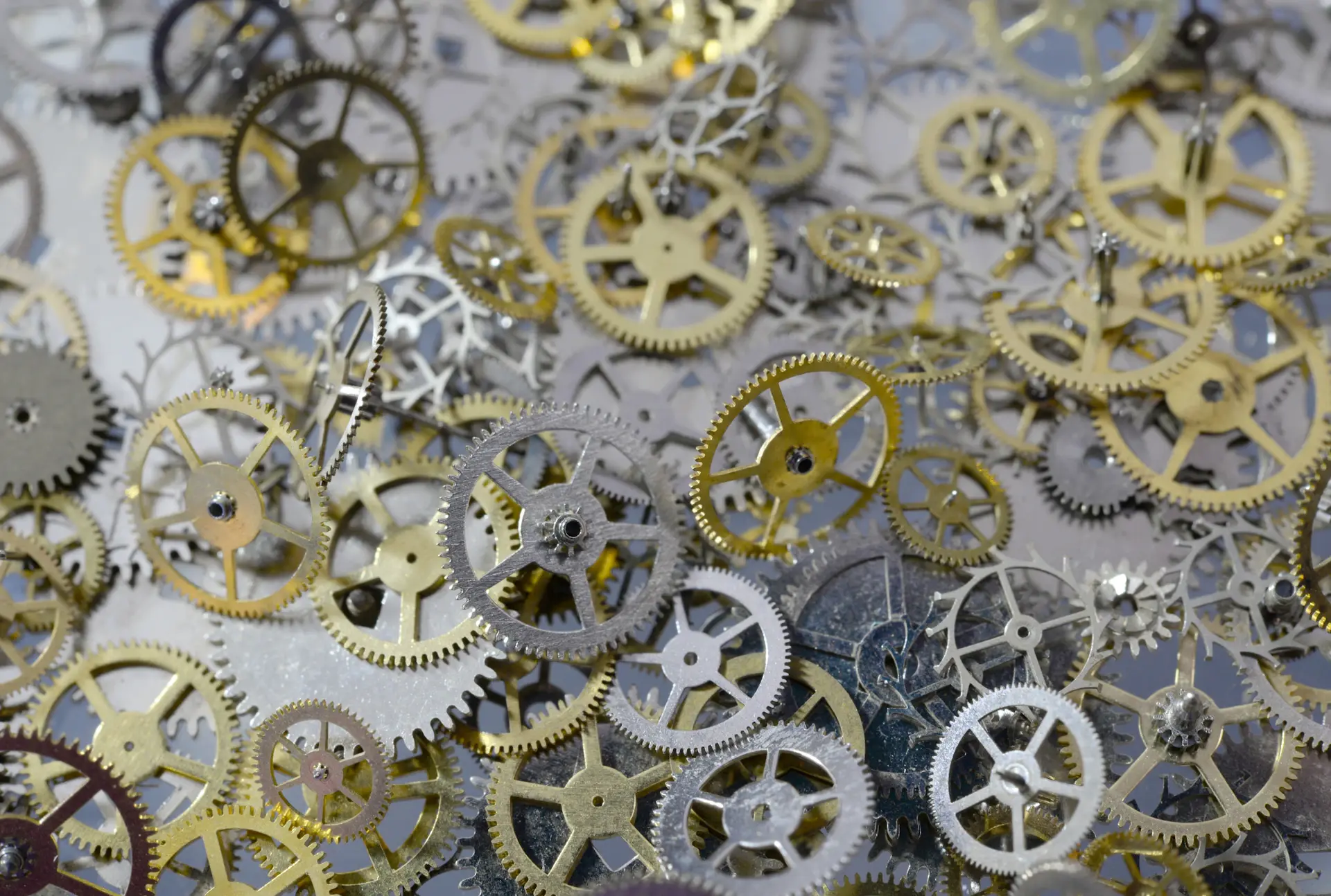 Master watchmaker đang lắp ráp Calibre AU-2200