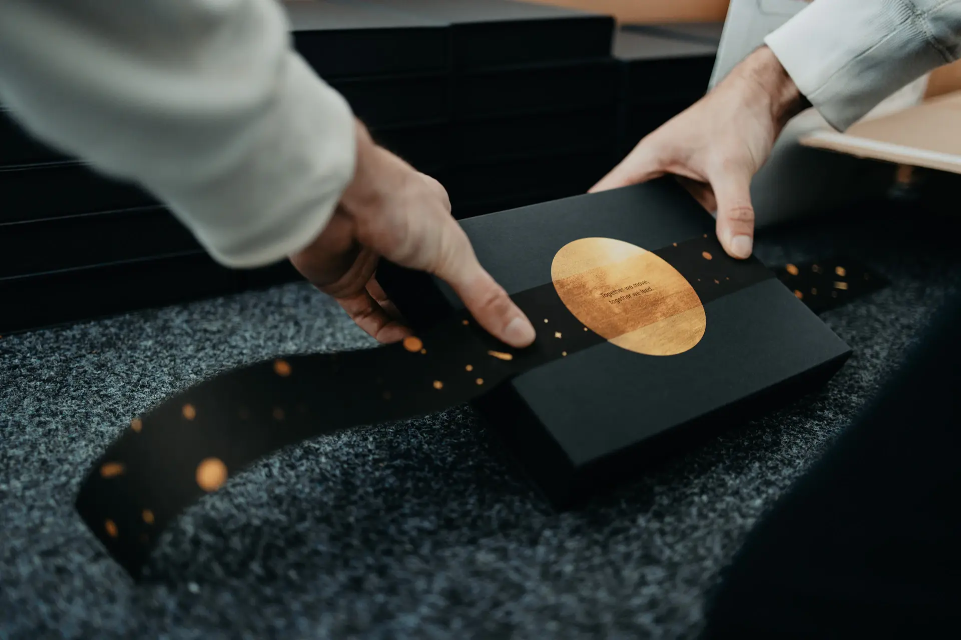 Hộp lụa Aurevia với Heritage Card khắc tay