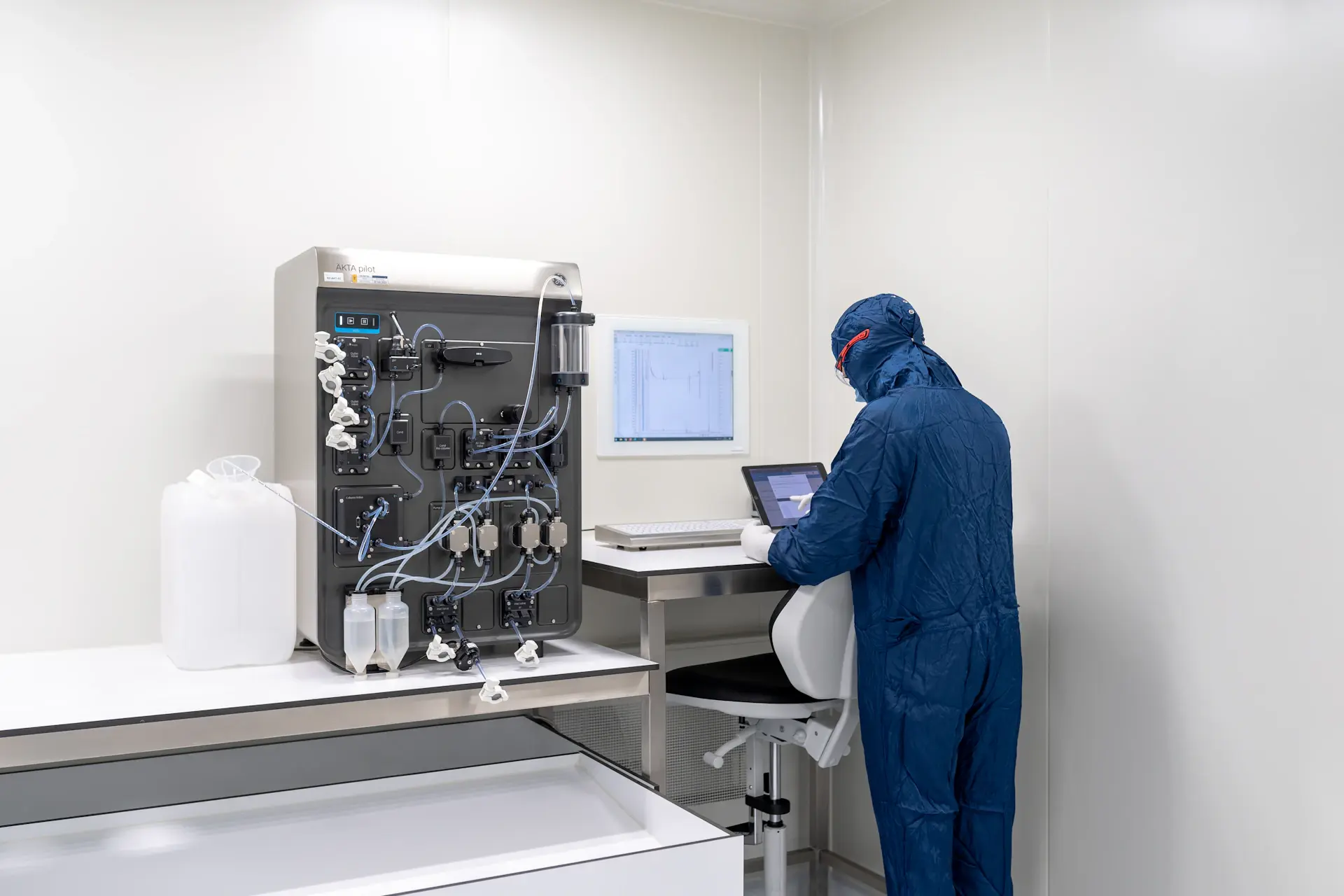 Kỹ sư kiểm tra prototype vi mạch trong phòng lab TP.HCM