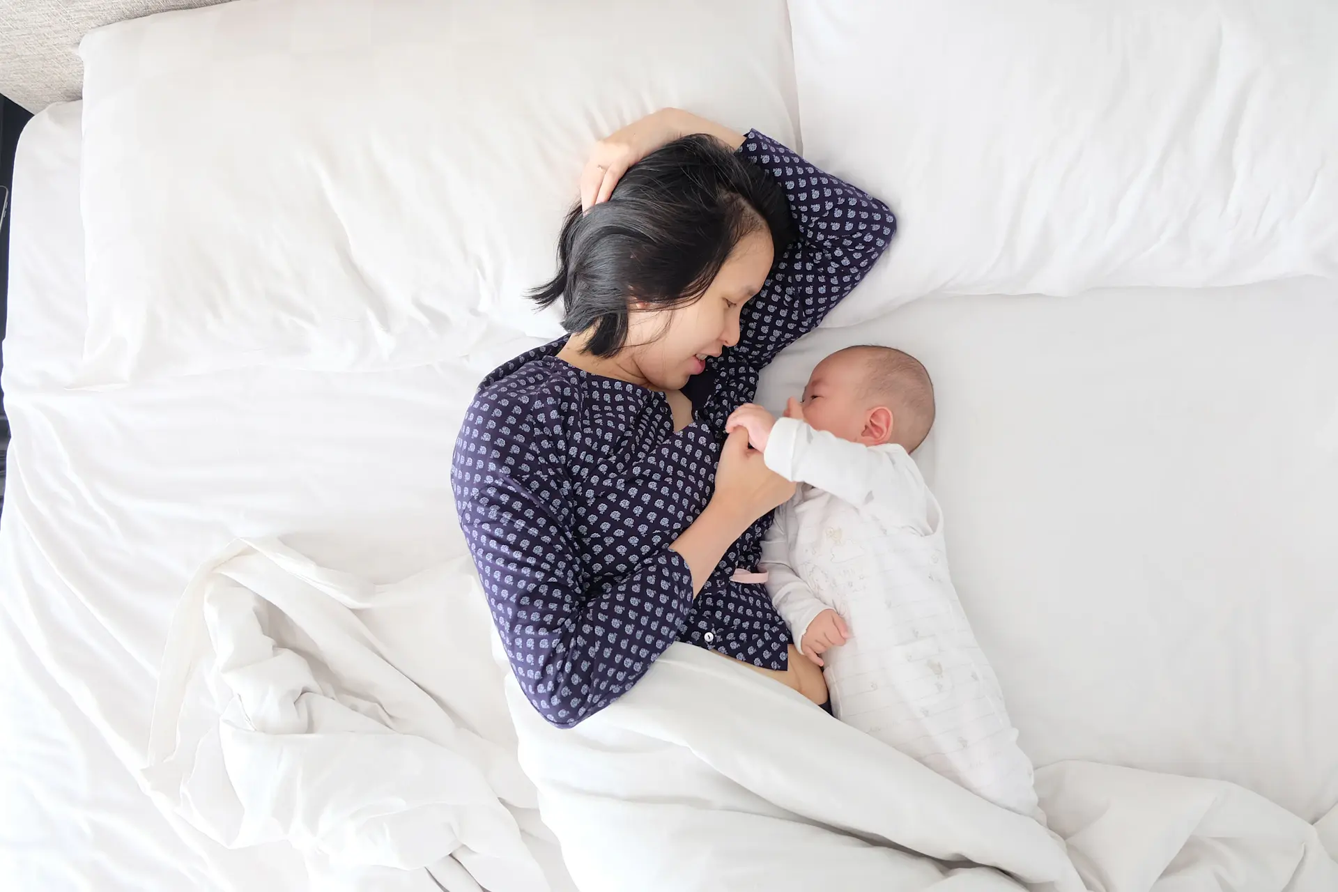 Mẹ sau sinh nghỉ ngơi phục hồi tại nhà