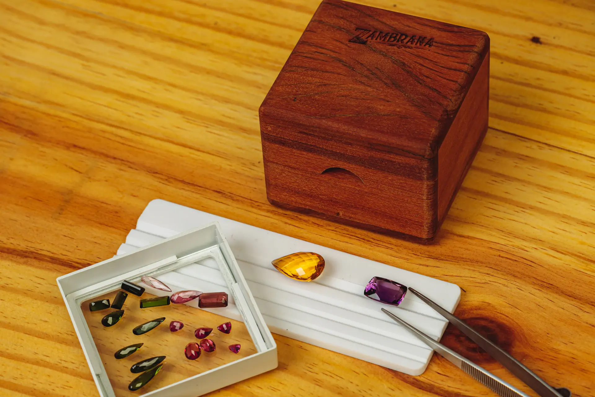 Aurevia Heritage Card đặt cạnh tác phẩm trong hộp lụa
