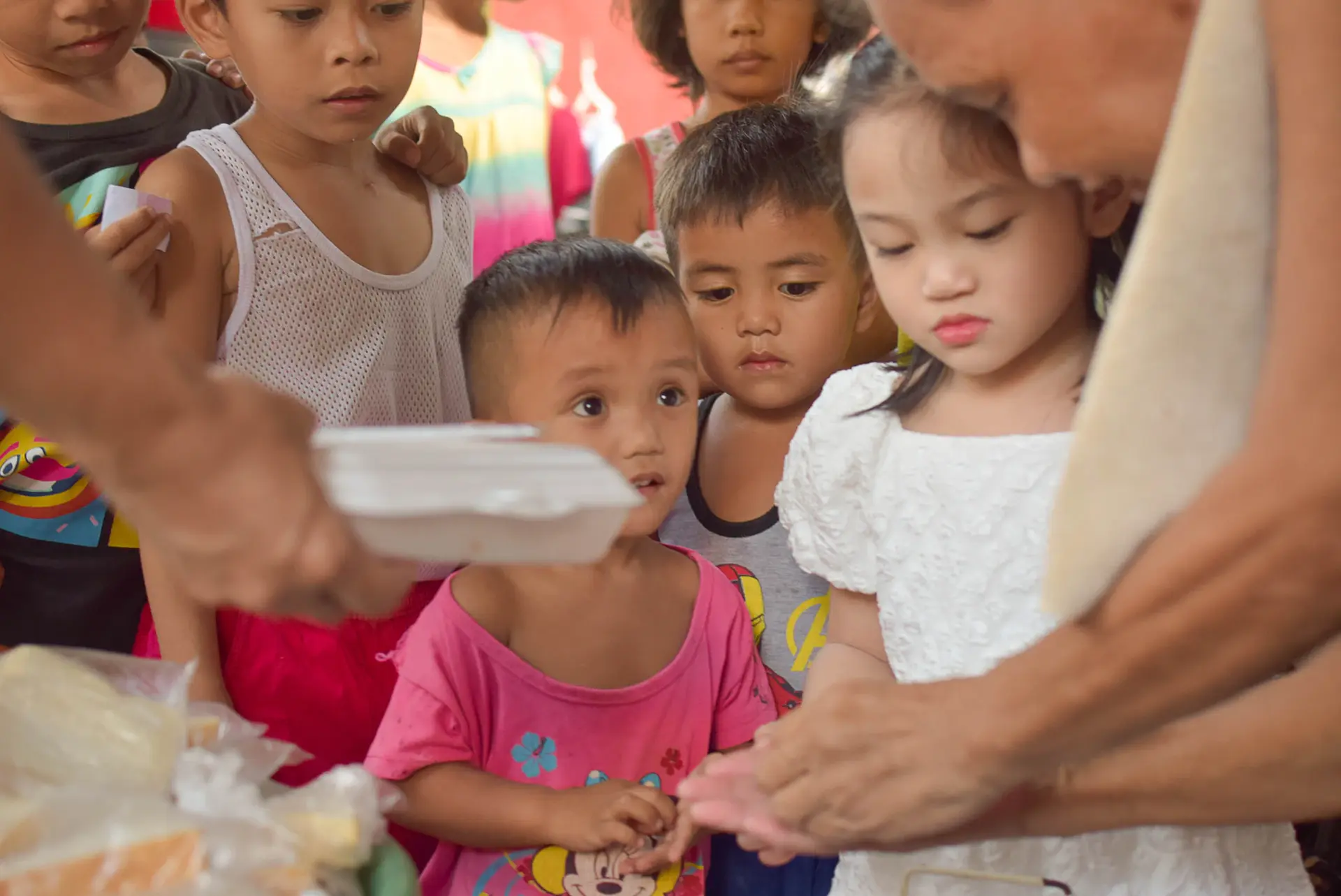 Tình nguyện viên trao phần hỗ trợ cho người dân