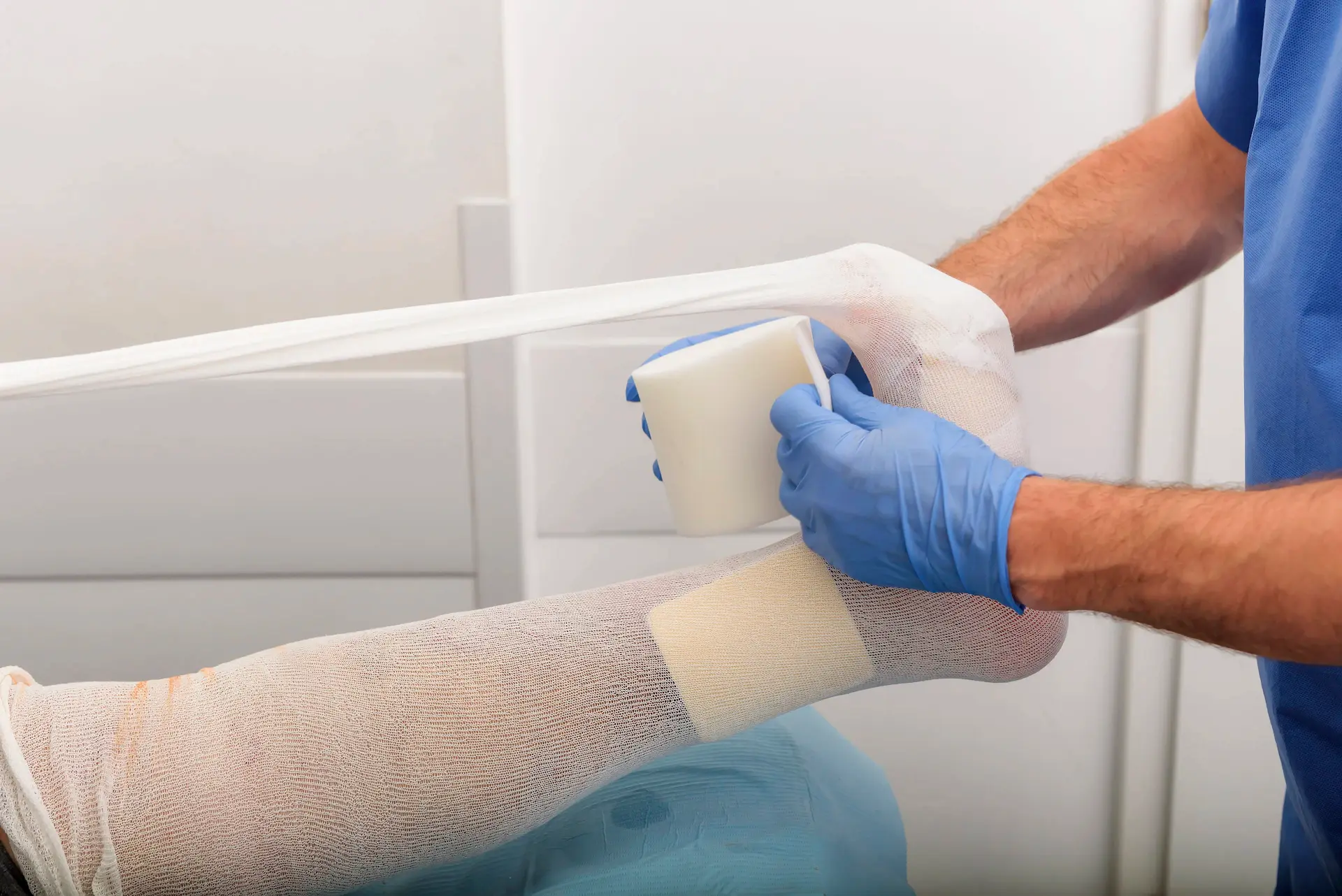 Hướng dẫn băng ép cầm máu trên cánh tay
