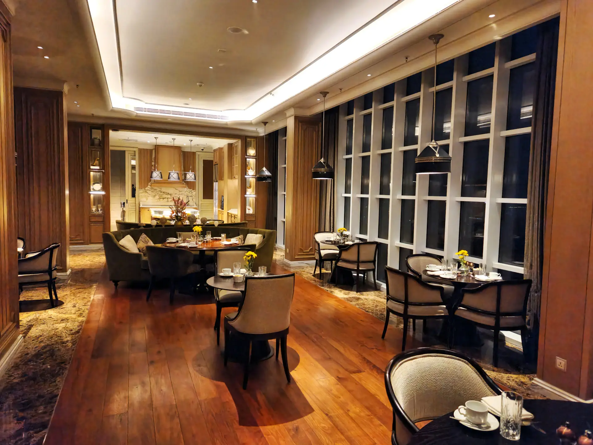Không gian ấm cúng của nhà hàng Maison vào buổi tối