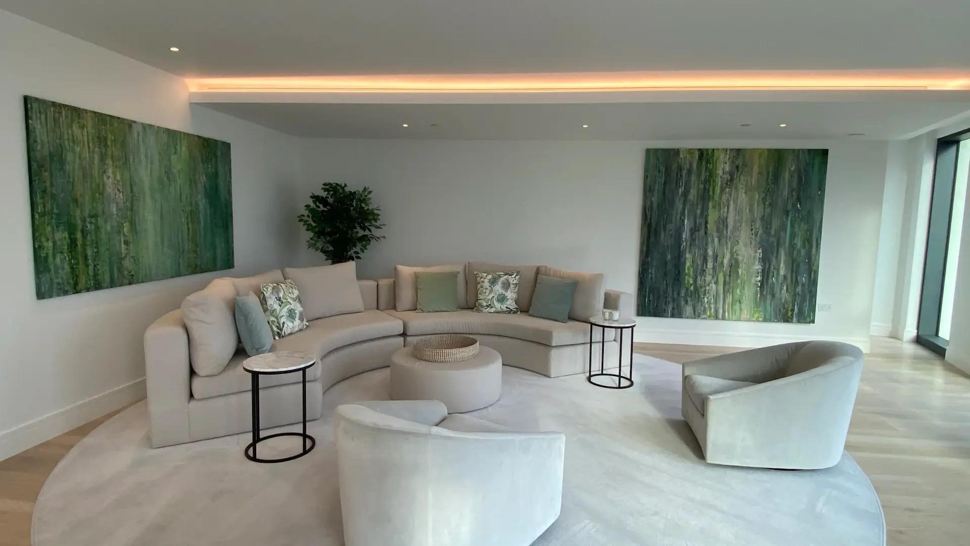 Sofa bo tròn và bàn cạnh uốn lượn trong phòng khách