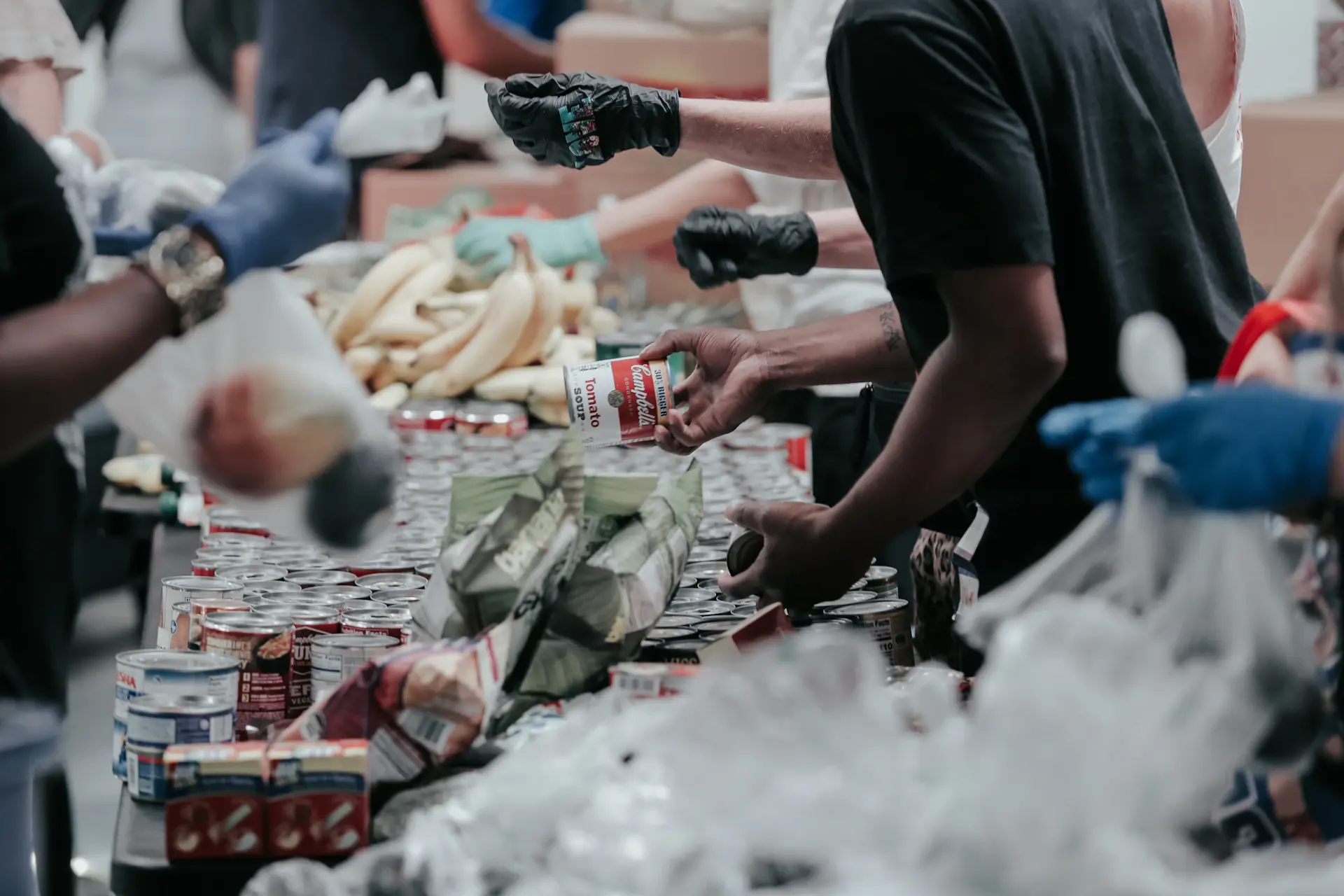 Tình nguyện viên phục vụ bữa ăn cho người dân tại điểm tạm cư sau đợt ngập
