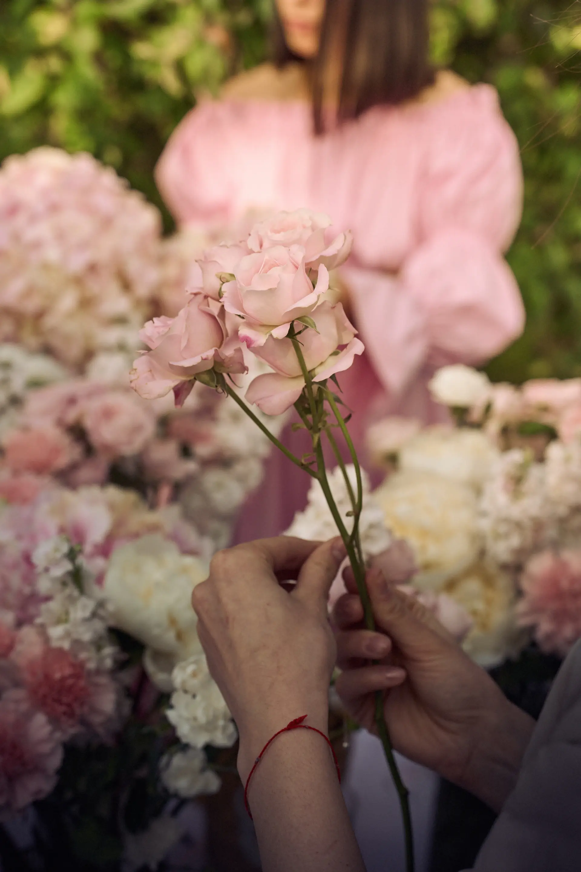 Nghệ nhân Rose Lumière chăm chút bó hoa hồng