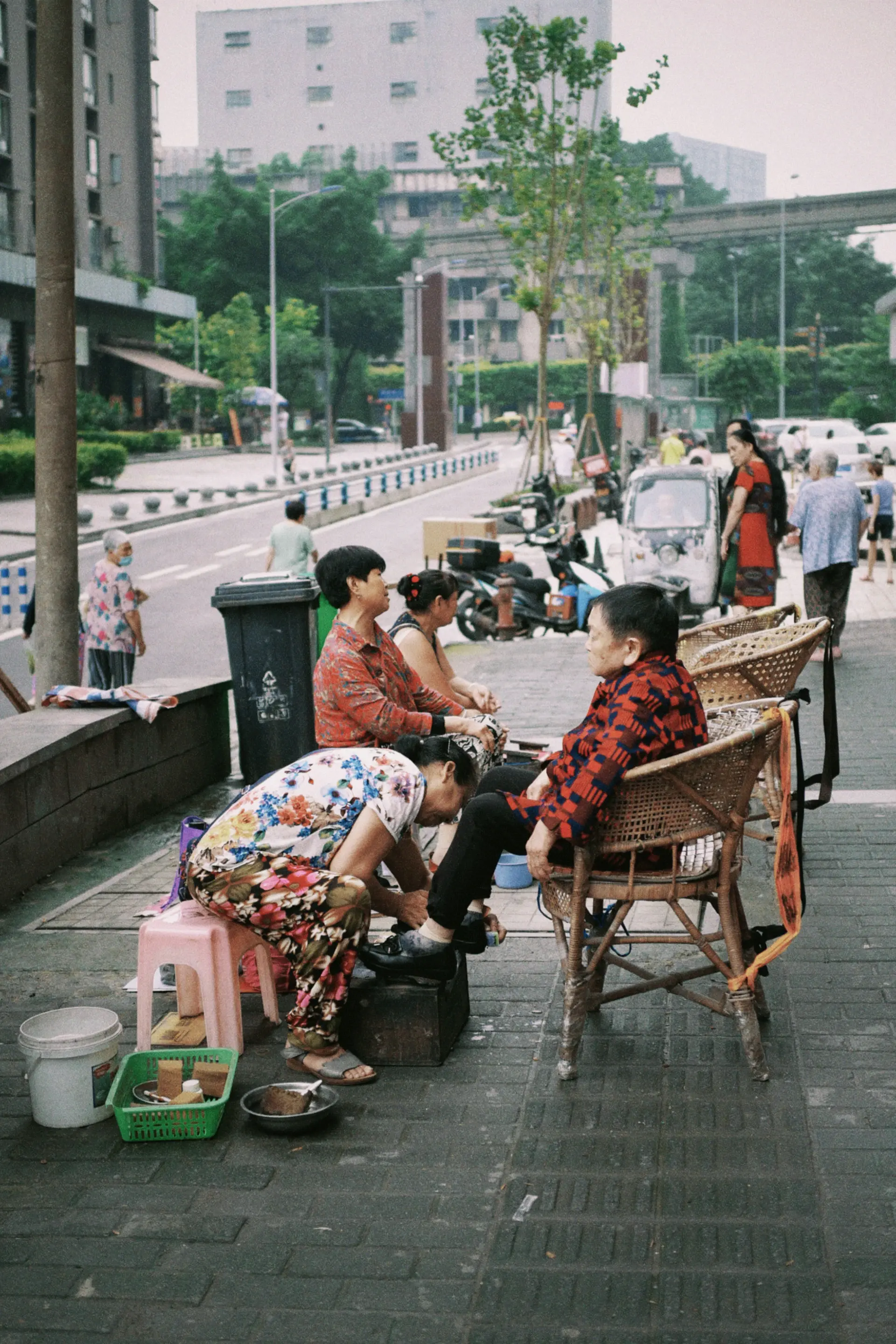 Cán bộ Hội trao đổi với người dân tại khu dân cư
