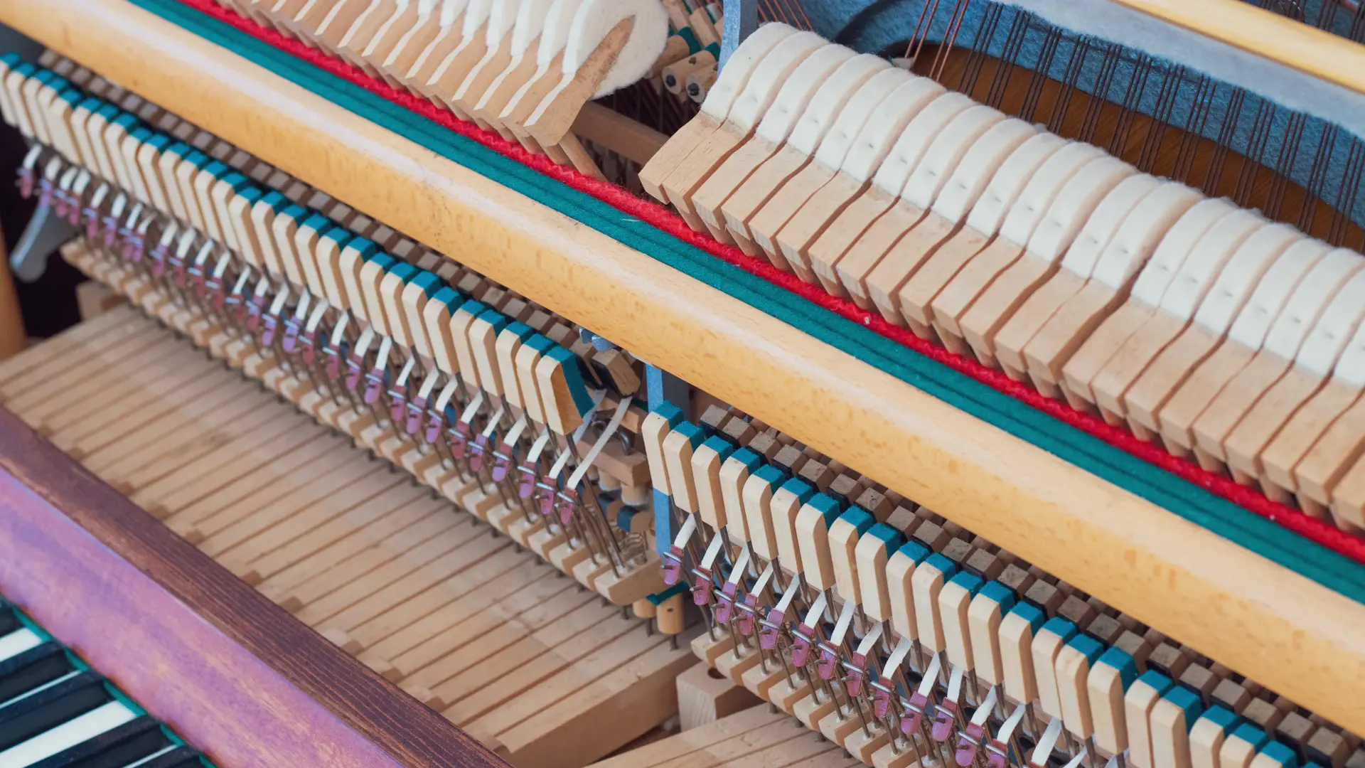 Kỹ thuật viên lên dây piano