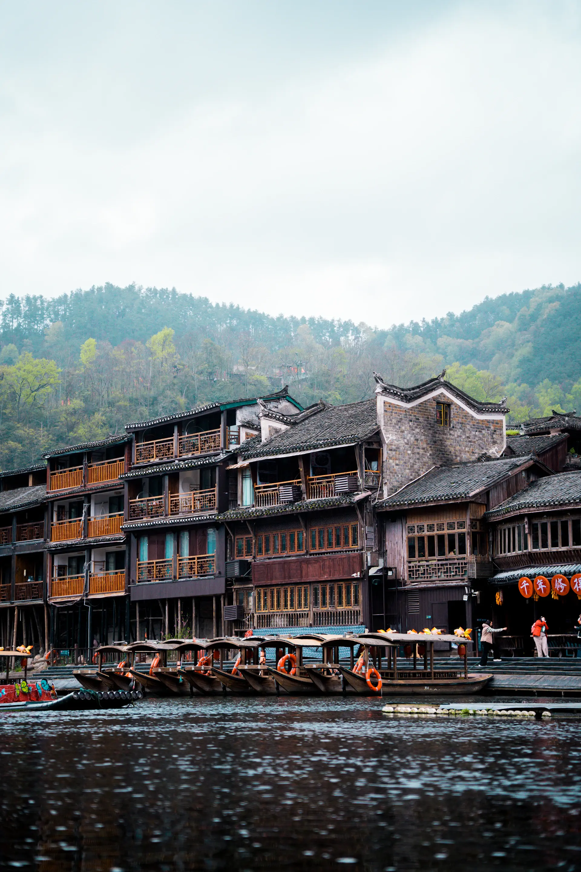 Phượng Hoàng cổ trấn bên sông Đà Giang