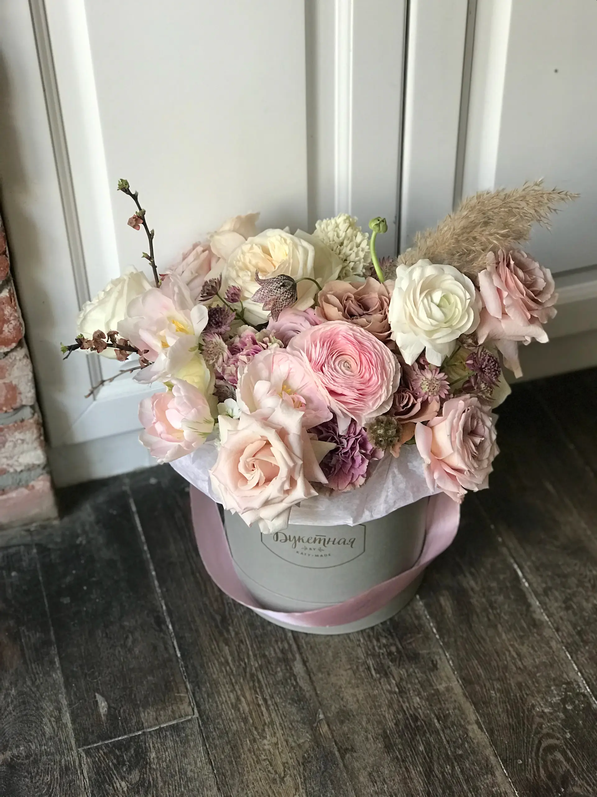 Blush round rose box