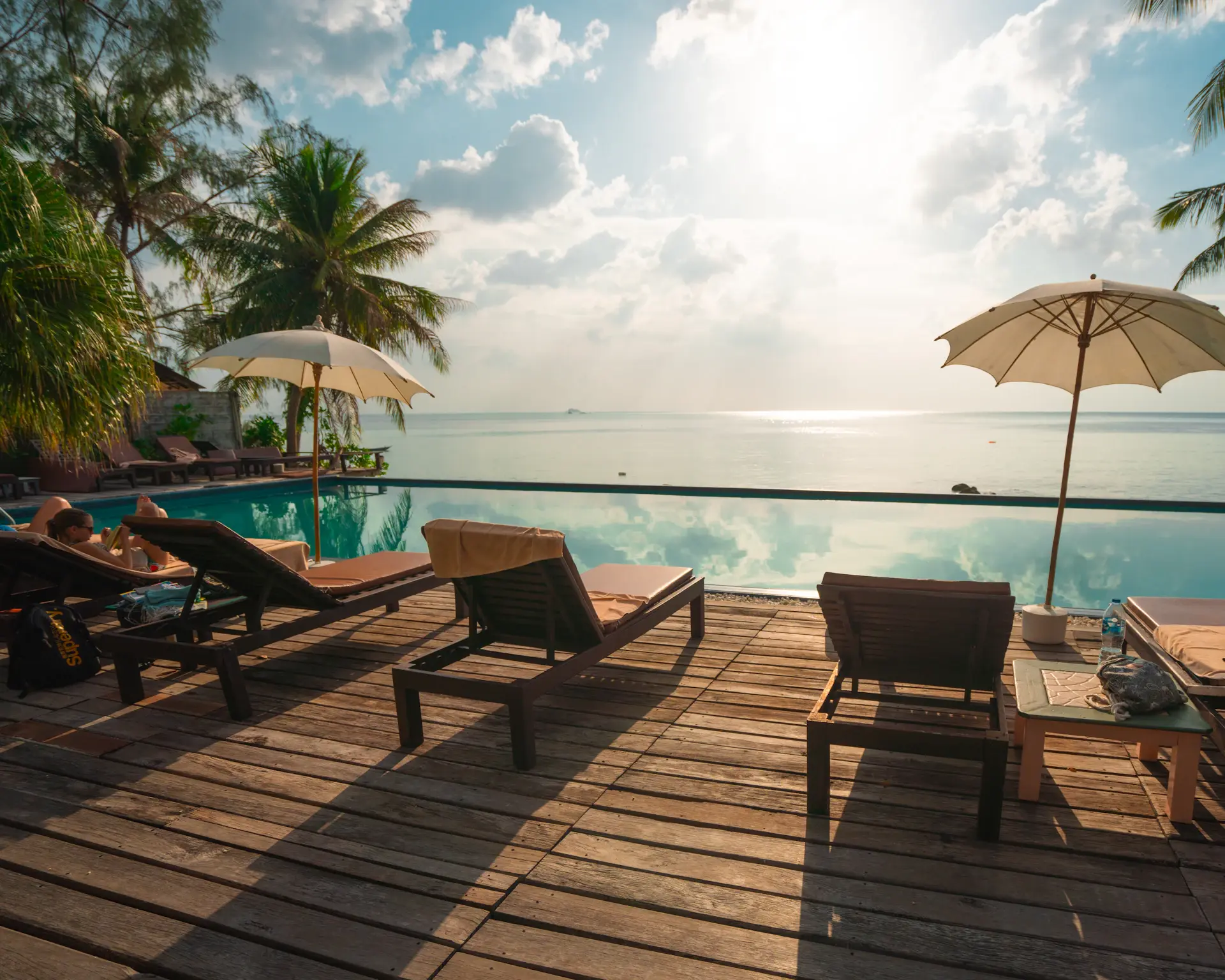 Sân hiên gỗ teak bên hồ bơi vô cực riêng