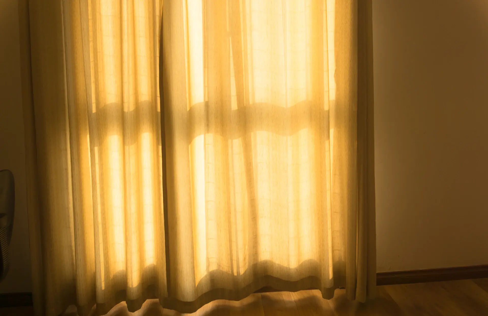Rèm linen kem trong phòng ngủ với ánh nắng chiếu qua